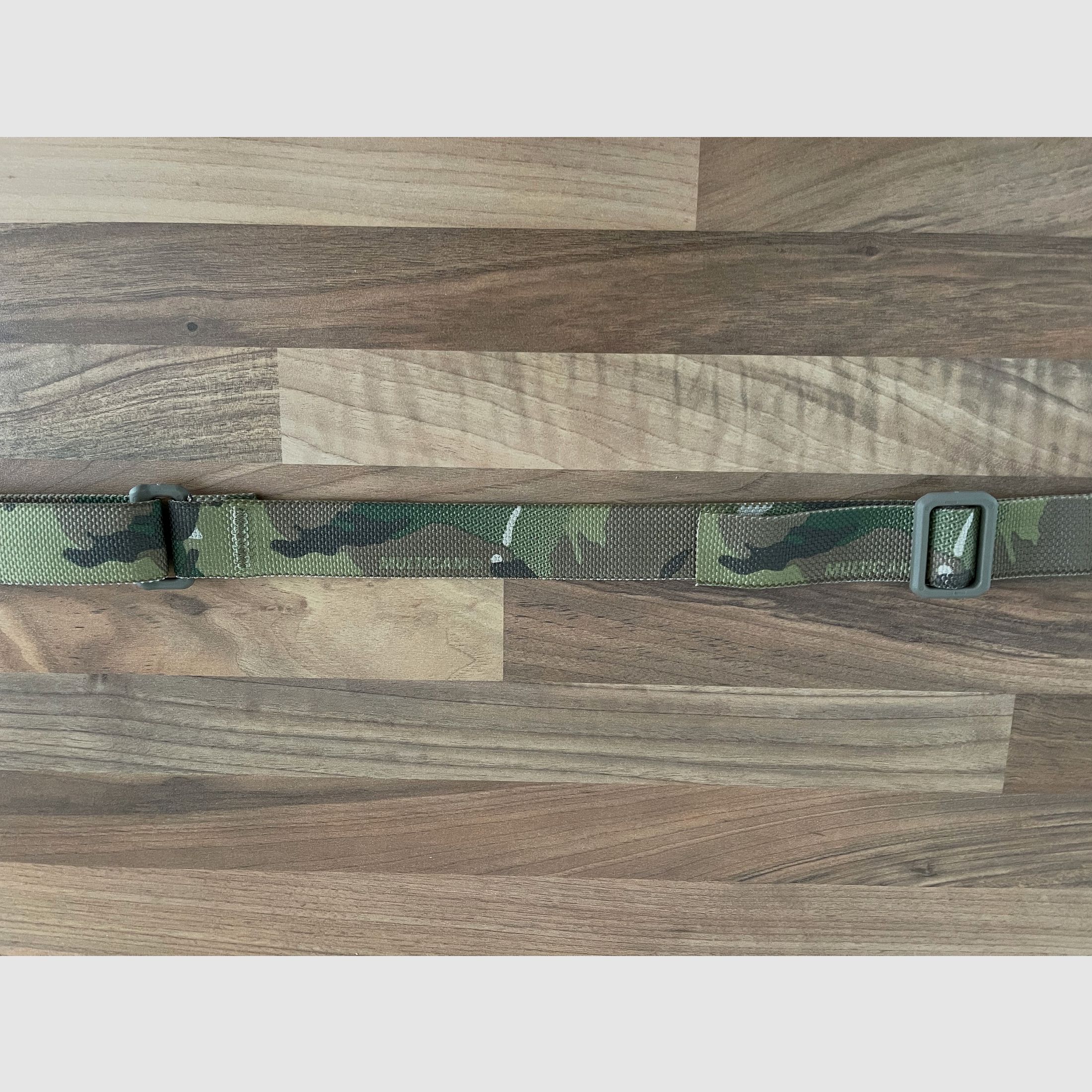 BLUE FORCE GEAR VICKERS 2-zu-1 Tragegurt mit red Swivel, MultiCam