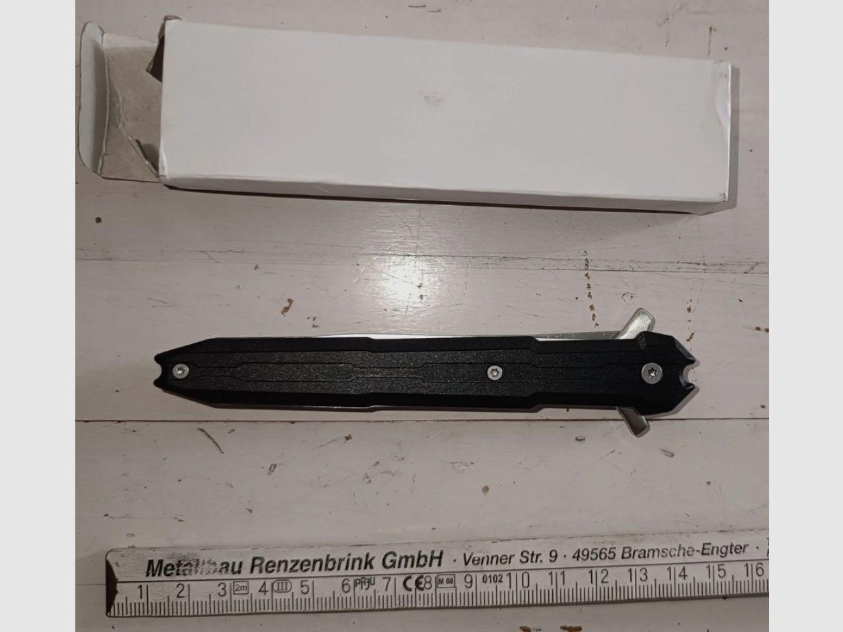 Folding knife dagger shape