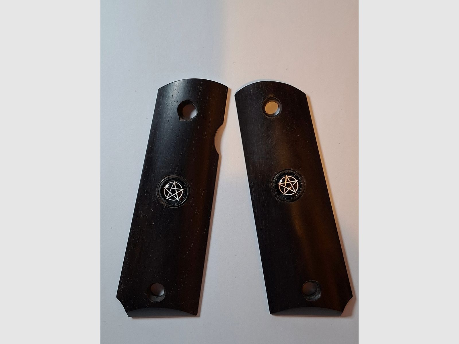 Griffschalen der Cold 1911 oder ME Sport 1911, siehe Bild.