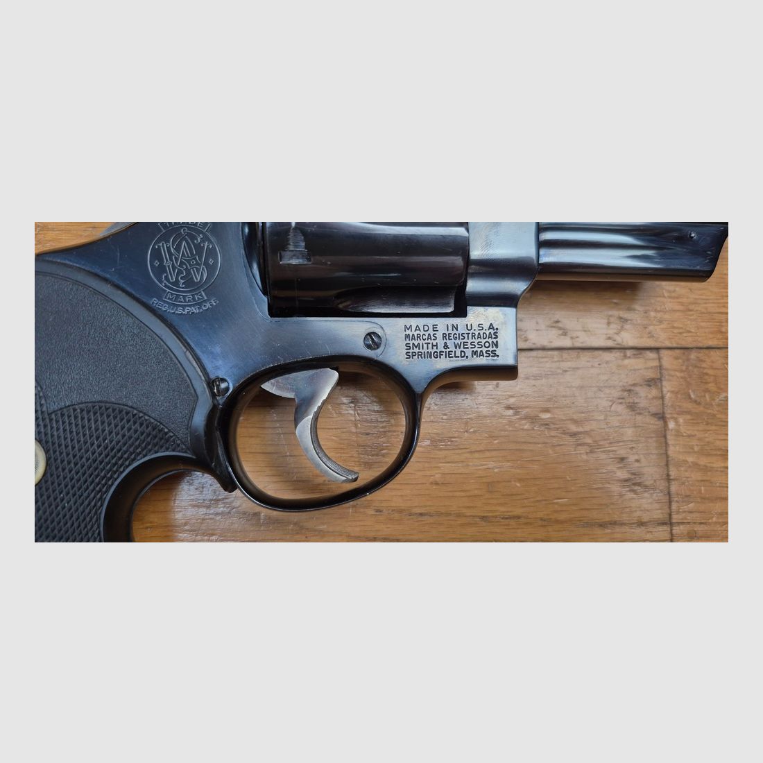 Schreck der Bären! – Revolver Smith & Wesson M29-2 – Kal. .44Mag – Lauf 4 Zoll – Außergewöhnliche brünierte Oberfläche mit 98,9% – Waffe aus Ende 1973 – Zwei Griffsets – Unglaubliche Mechanik, heute nicht mehr zu finden – Filmmythos ebenso wie Waffe! – TBE++!, Bild 7 von 30