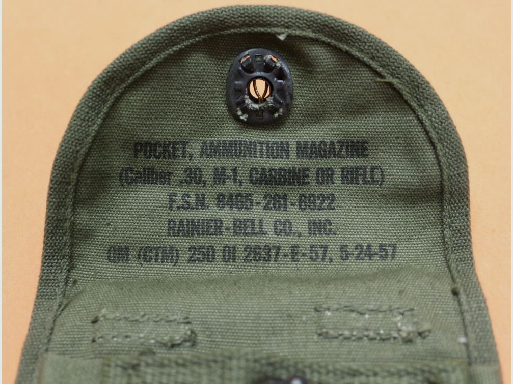 USGI SURPLUS U.S.Carbine .30 M1: Magazintasje USGI 2x15-schots, Webbing Olijf, Gestempeld: "US" en "POCKET, AMMUNITION MAGAZINE (Kaliber .30, M-1, CARBINE OF GEWEER)