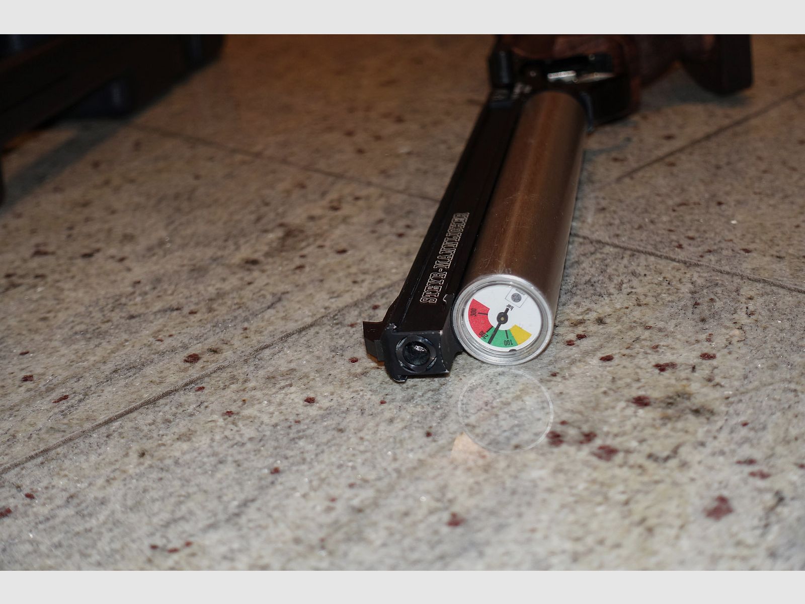 Pistola da tiro Steyr LP10 con accessori