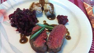  REZEPT: Rehrücken an Zimtrotkohl und Rotweinsoße, dazu Semmelknödel
