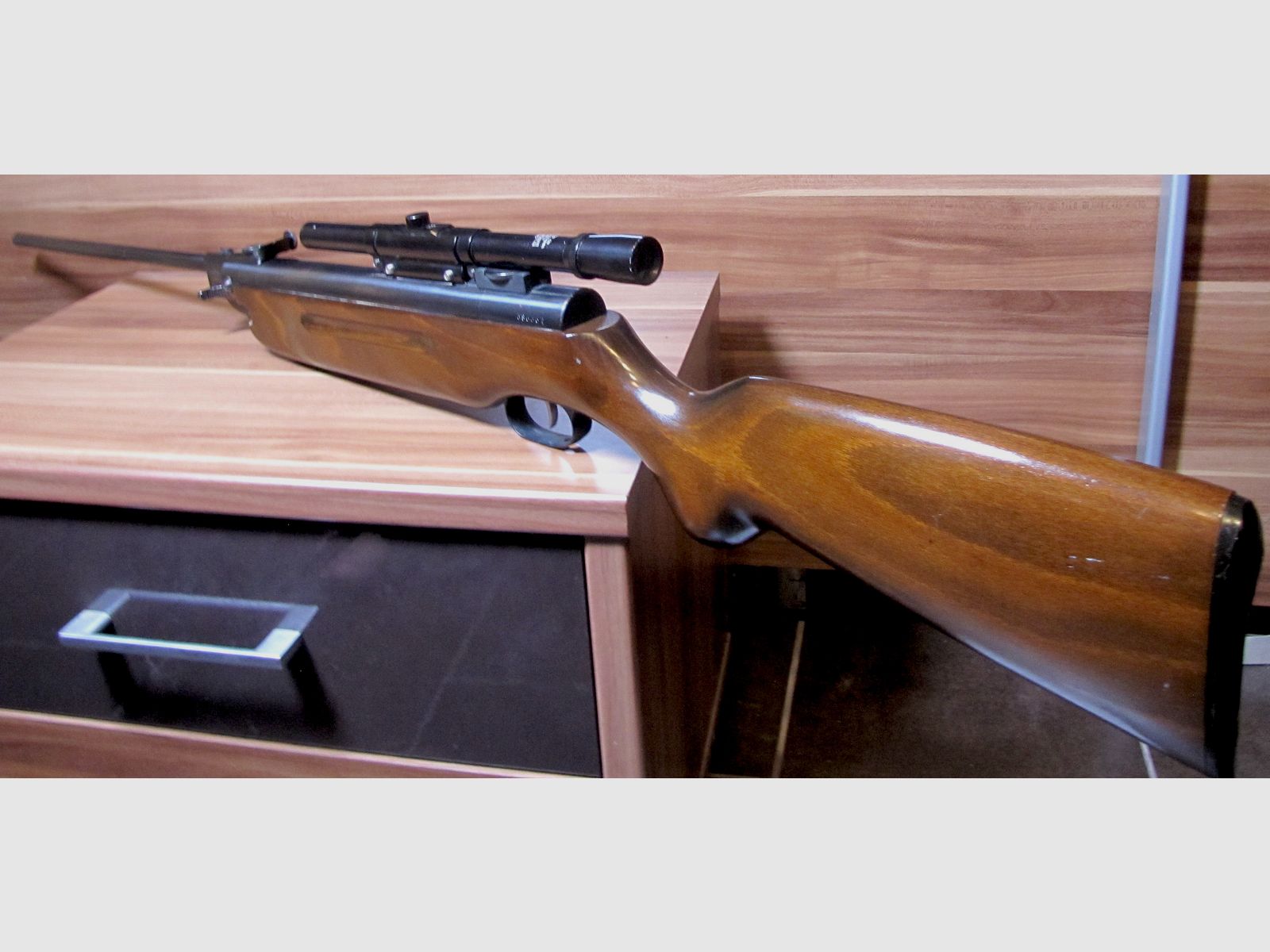 Karabinek pneumatyczny marki Weihrauch, model HW 35