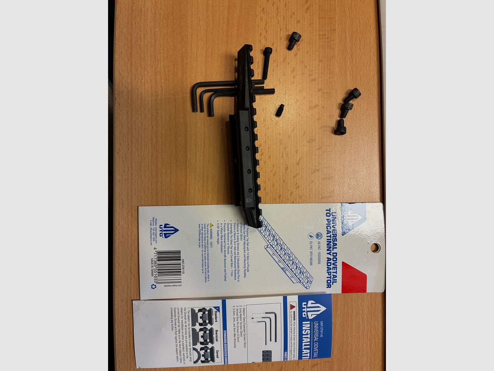 Adaptador UTG Low Profile de Dovetail a rieles Picatinny/Weaver MNT-DTW145