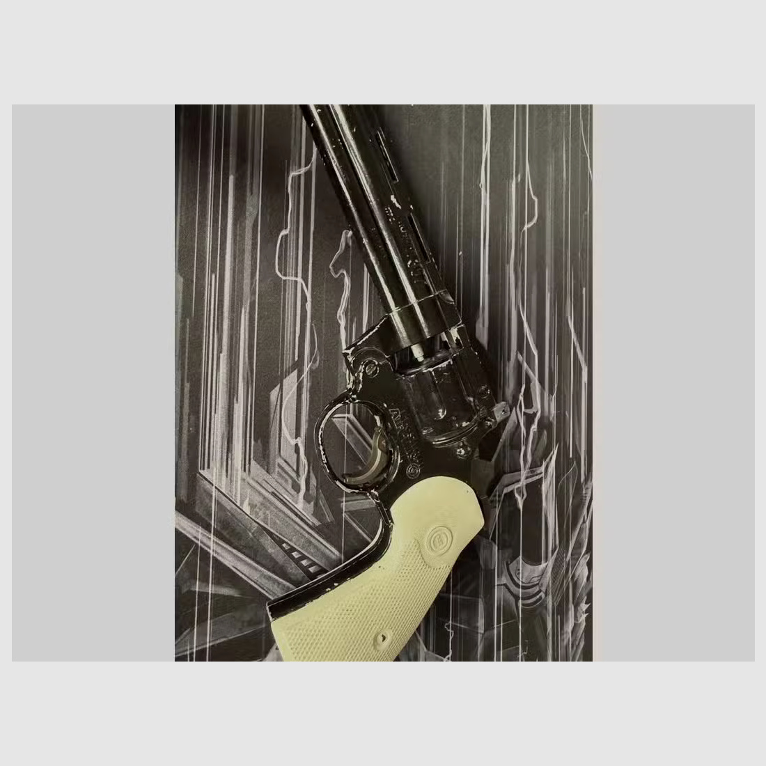 Defekter Airsoft Revolver und zwei unbekannte Schreckschusspistolen