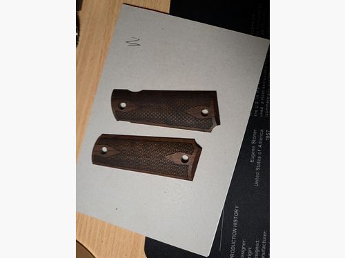 Colt 1911 wooden grips