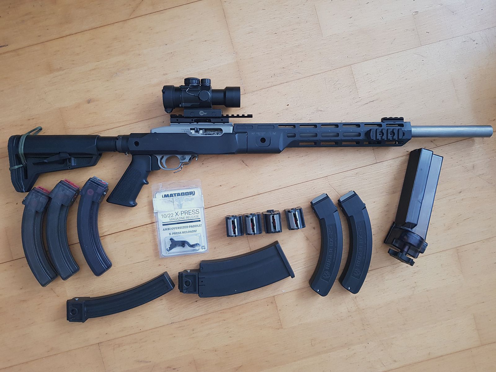 Ruger 10/22 Target, roestvrij staal "tactisch" met pistoolgreep en uitschuifbare schoudersteun (Magpul)