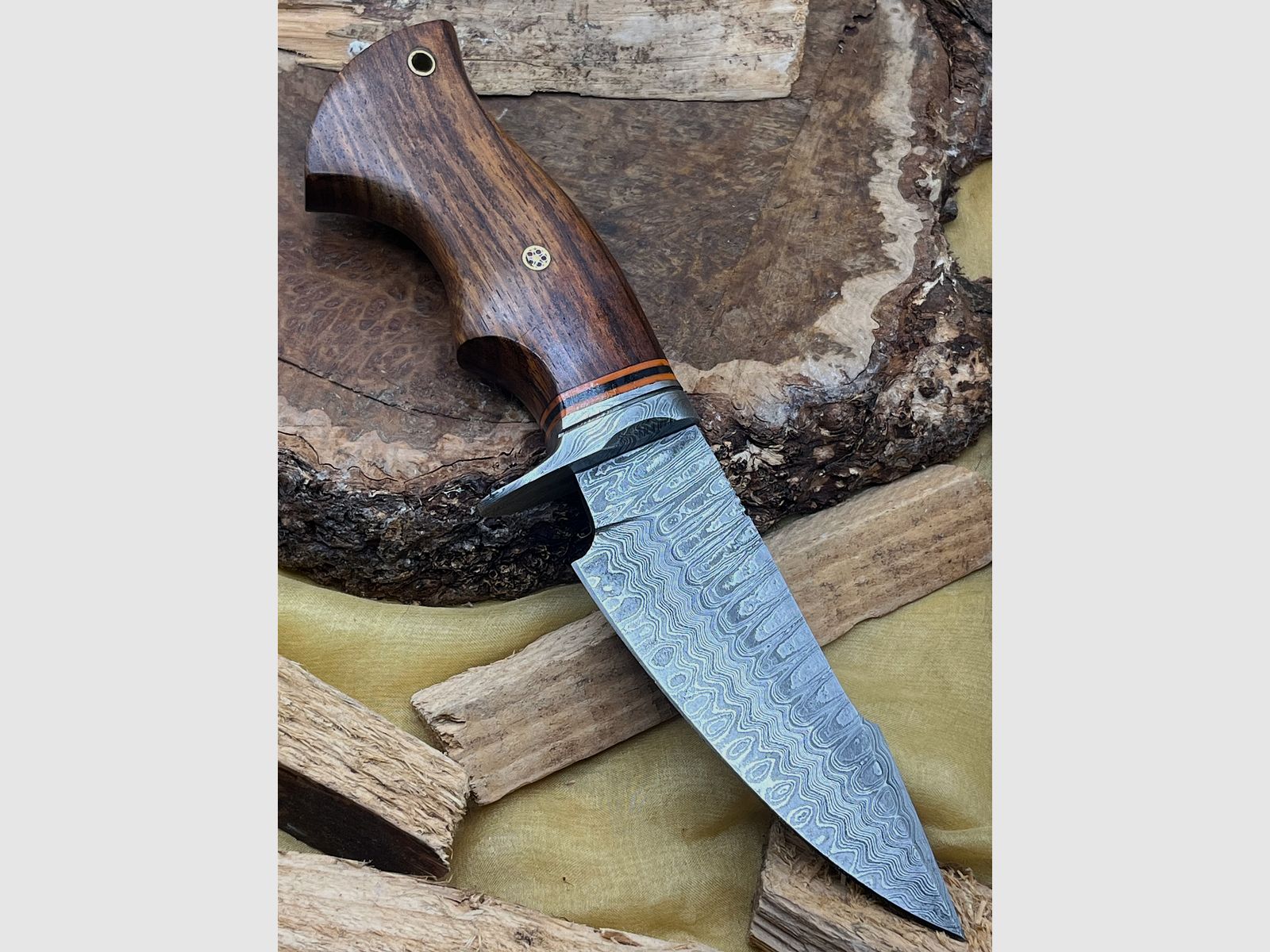 Handgefertigtes Damast-Bowiemesser. Jagdmesser. Überlebensmesser. Outdoormesser.