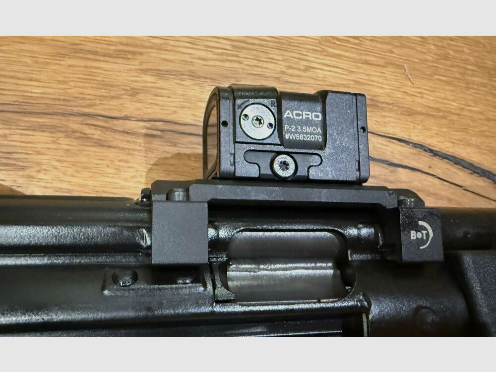 Karabin Heckler und Koch SP5 z tłumikiem B&T RBS Schalldämpfer SQD™ Compact i celownikiem Aimpoint ACRO