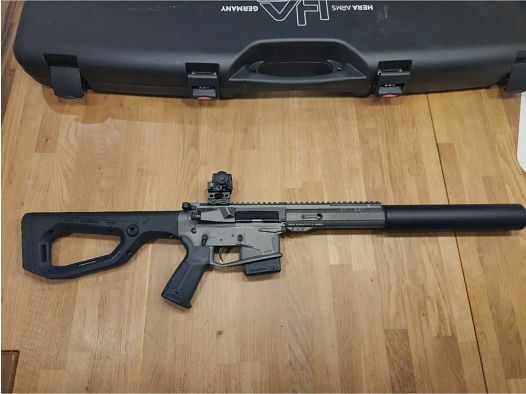 Hera Pro Tuning Compact Gen.3 in het kaliber .223Rem met geluiddemper Jaki Sniper en roodpuntvizier