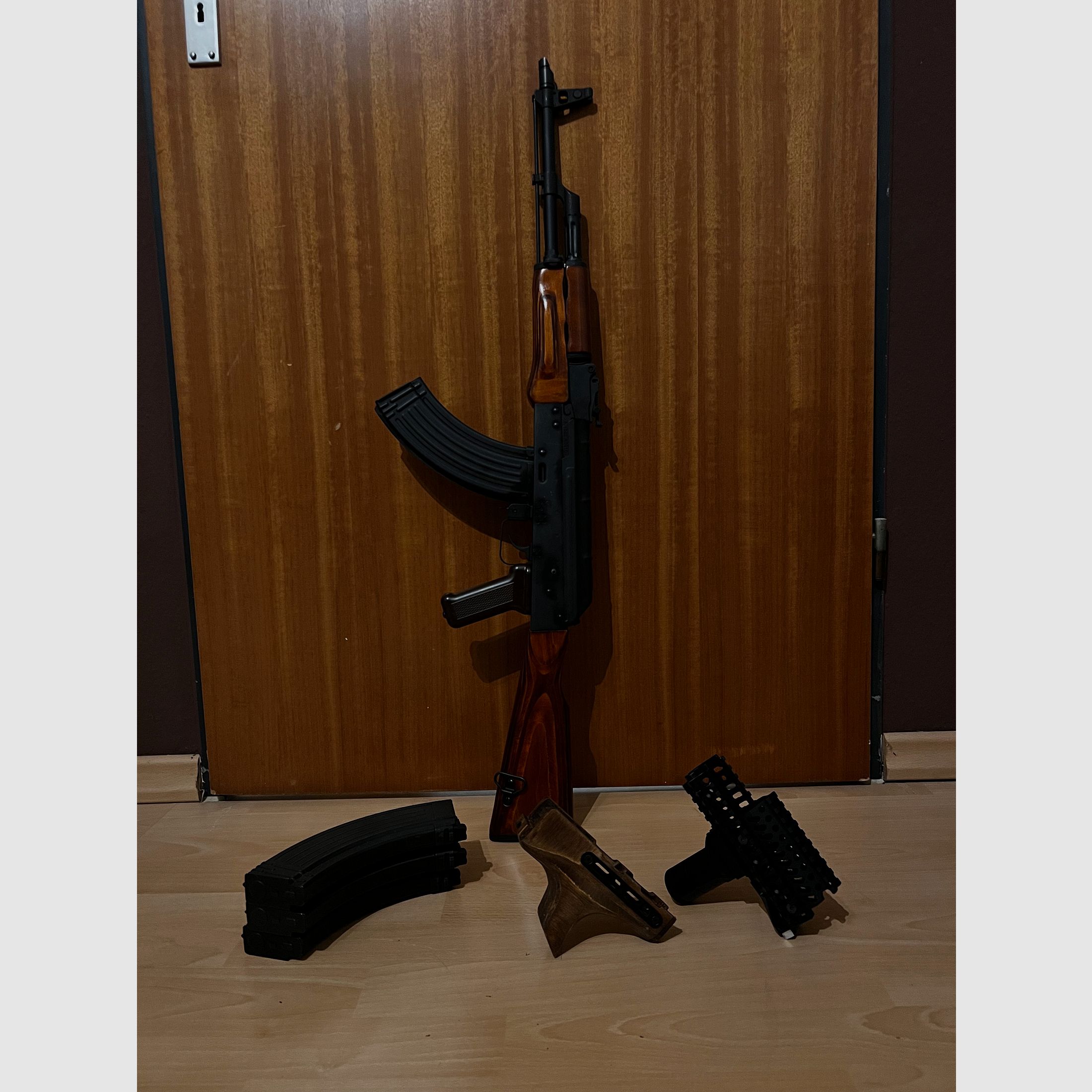 GHK AKM GBB mit 4 Magazinen und Zubehör
