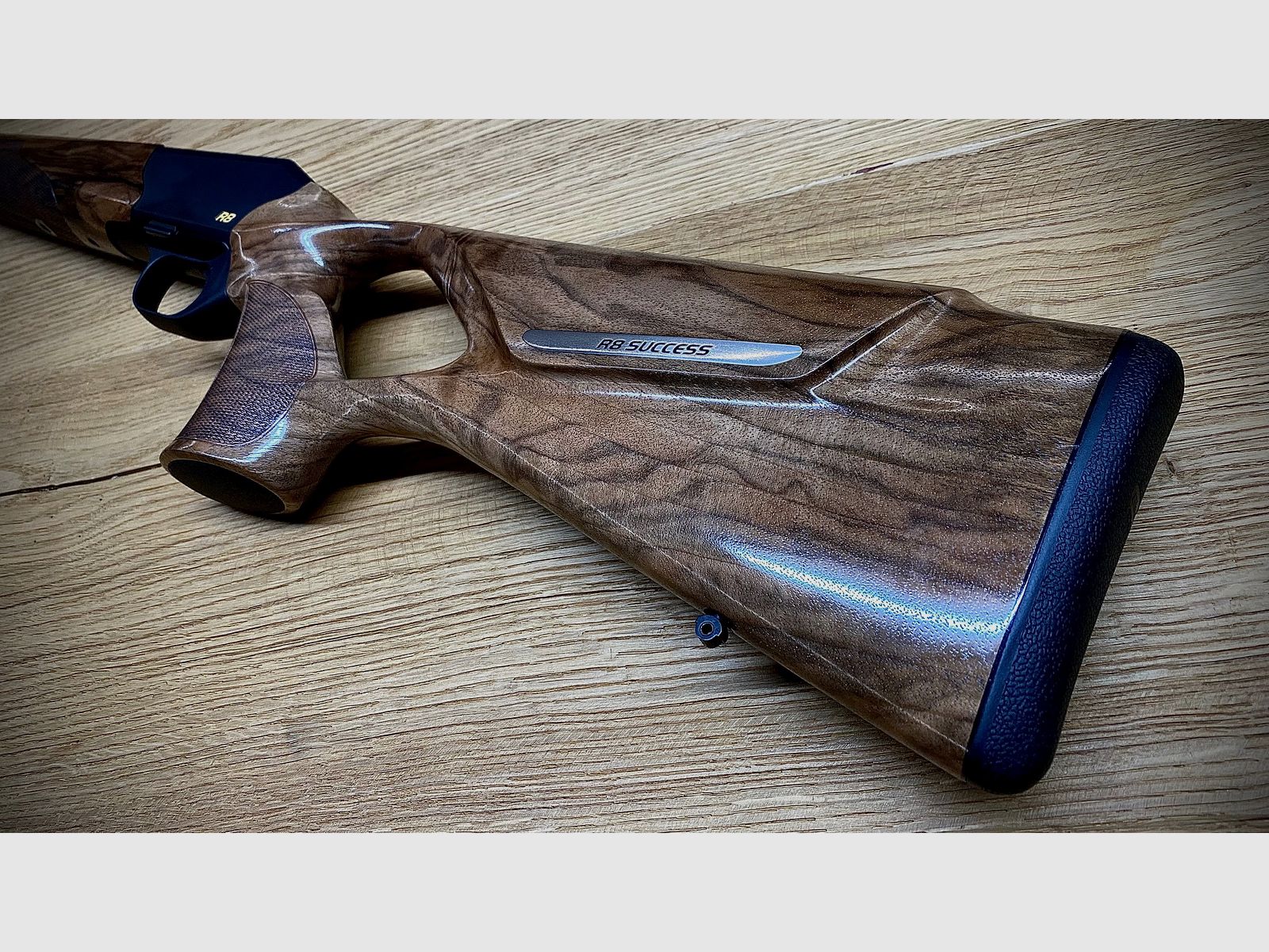 Blaser R8 Success Schäftung / Holzklasse 4 / R8 Logo in Gelb / top Holz absolute Gelegenheit