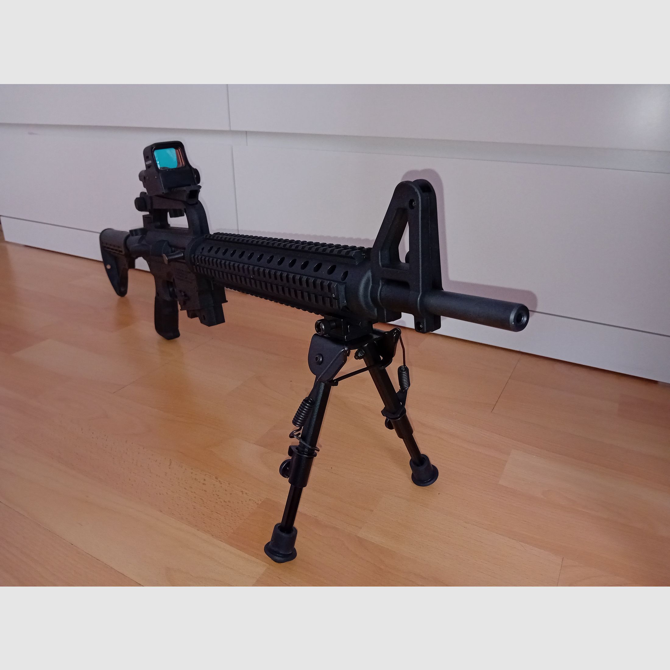 Mossberg rifle semiautomática International 715t .22lr (16.25") incluido 3 cargadores y visor de punto luminoso Falke II NV