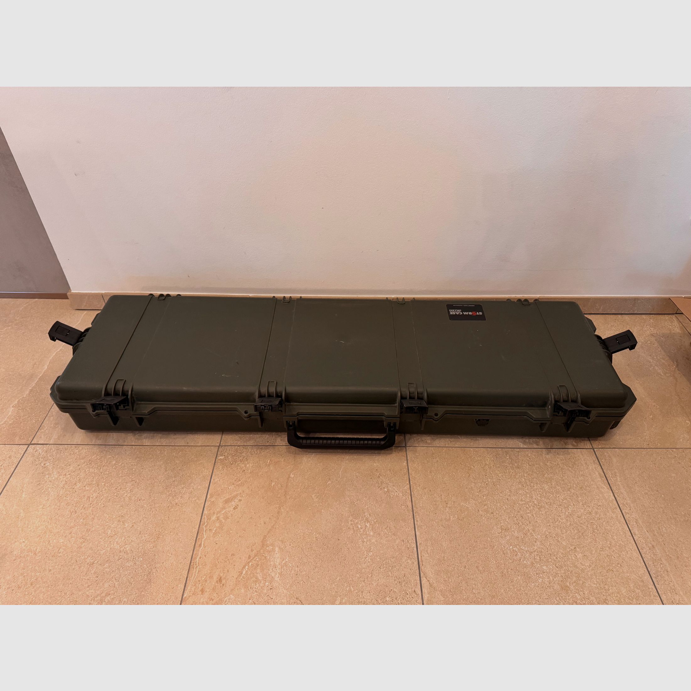 Storm Case iM3300 Gun Case oliwkowy z kółkami, w tym pianka