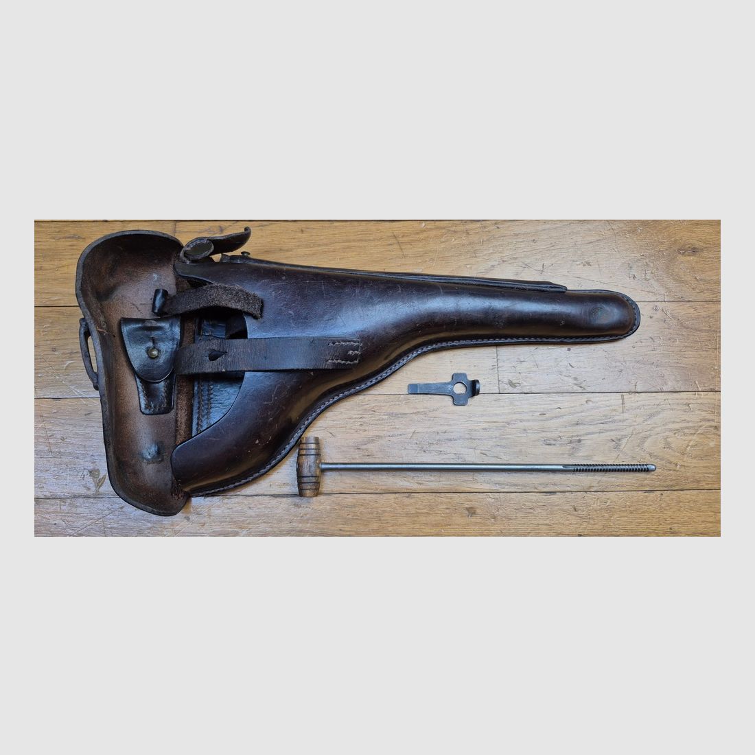 Bellissimo astuccio per pistola Luger P08 lungo detto d'artiglieria – Fabbricato da MÜLHENFELD & CO a BARMEN nel 1915 – Astuccio di 1° tipo completo con i suoi strumenti – Pelle molto bella in TBE e morbida – Ancora marrone (raro) – Nominativo e assegnato al F.A.R 58 – Pezzo precoce e superbo in TBE++FAR, immagine 1 di 22