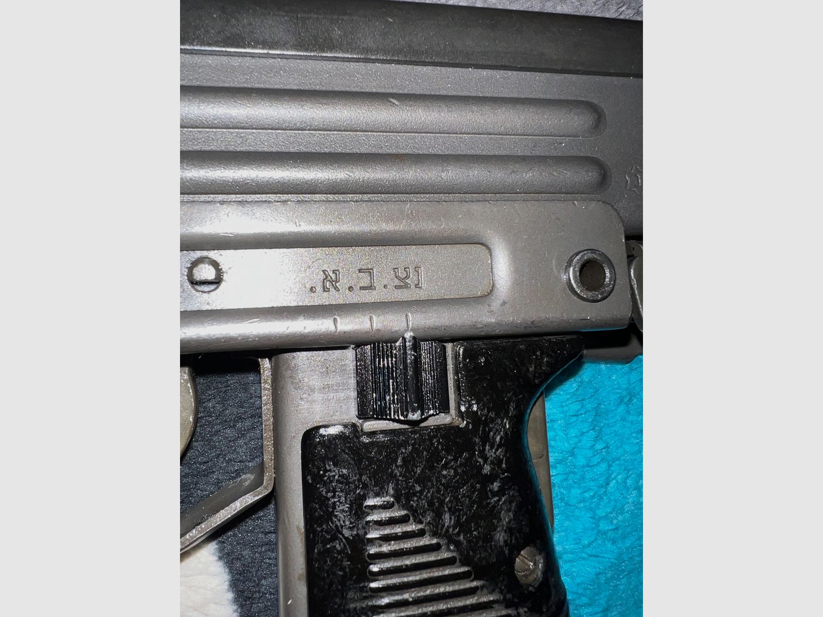 Original IMI Uzi submachine gun – EU deactivated firearm (AT 2022) – Rare Israeli military version with Hebrew stamps & intact folding stock