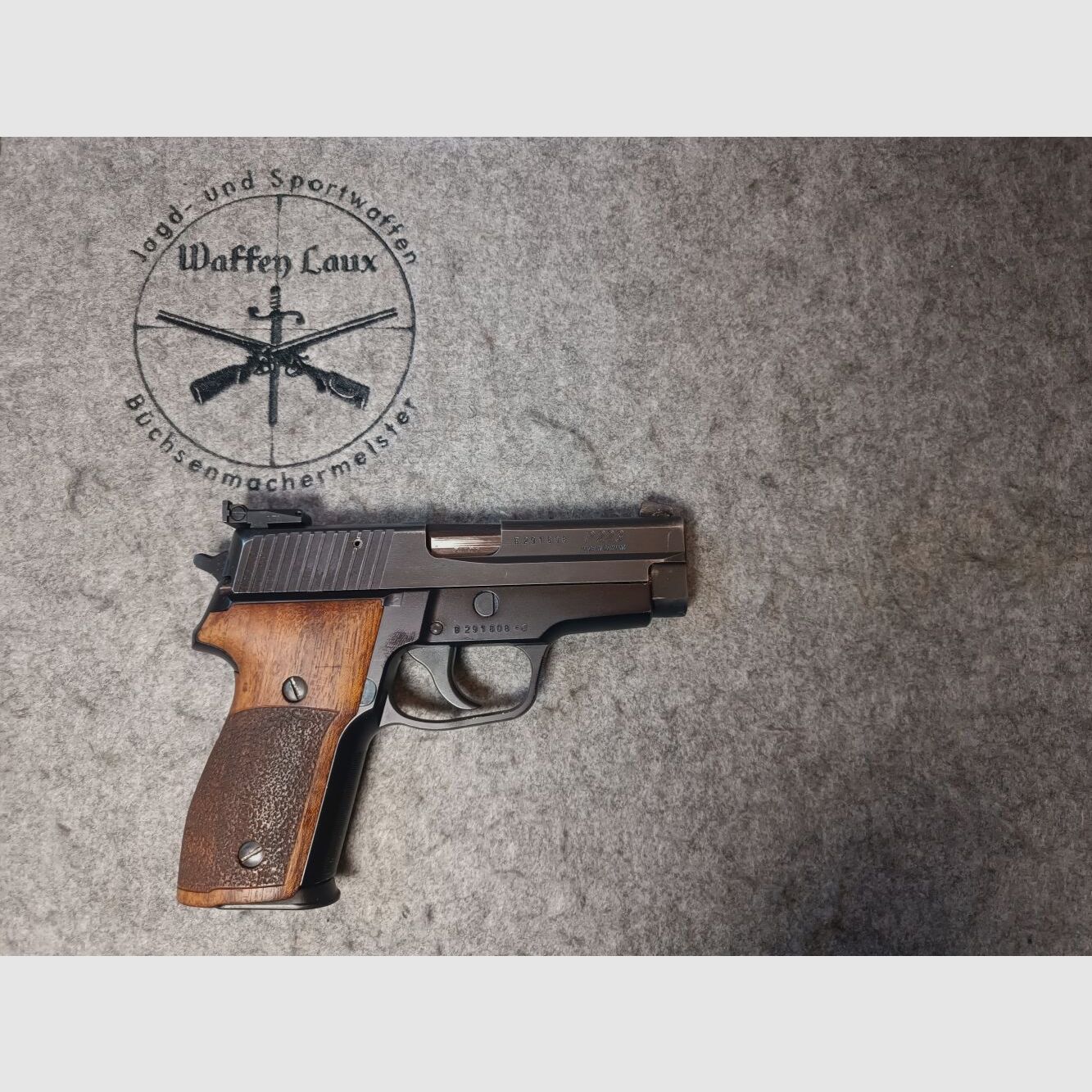 Sig Sauer P228 z celownikami LPA i drewnianymi uchwytami Nill