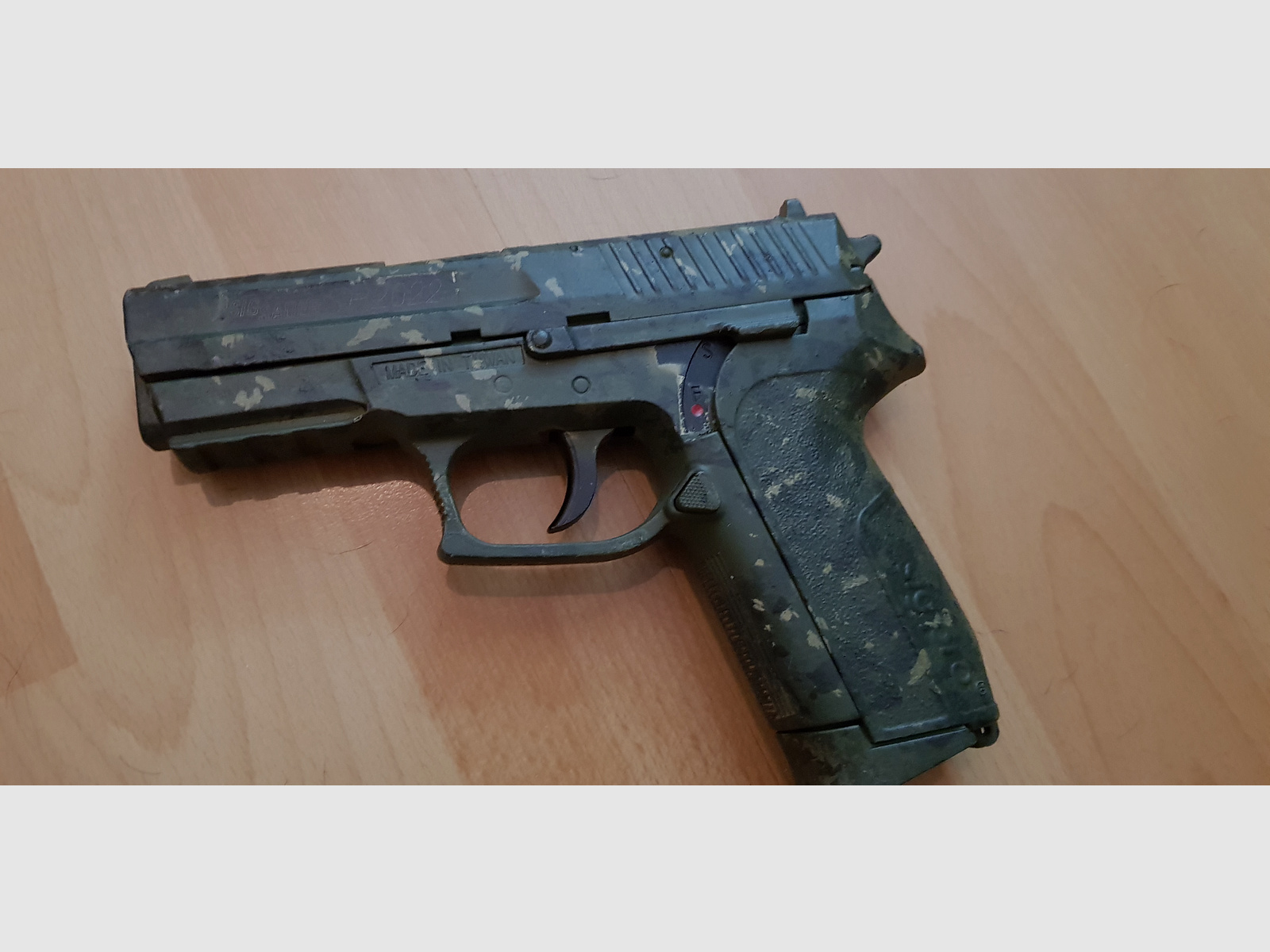 Sig sauer p226,  tuning airsoft co2,eigenpaint woodland 