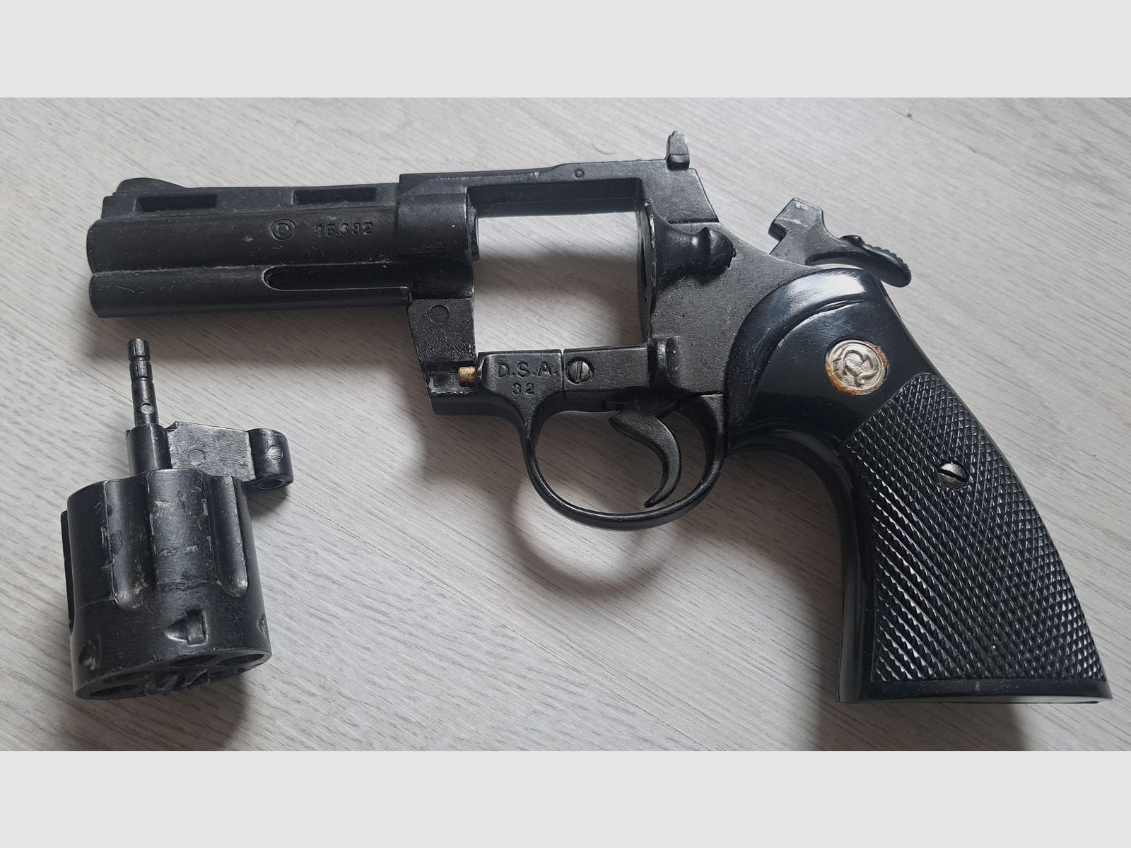 Deko Revolver Colt Python 4 .357 Magnum (Defekte Trommelhalterung)