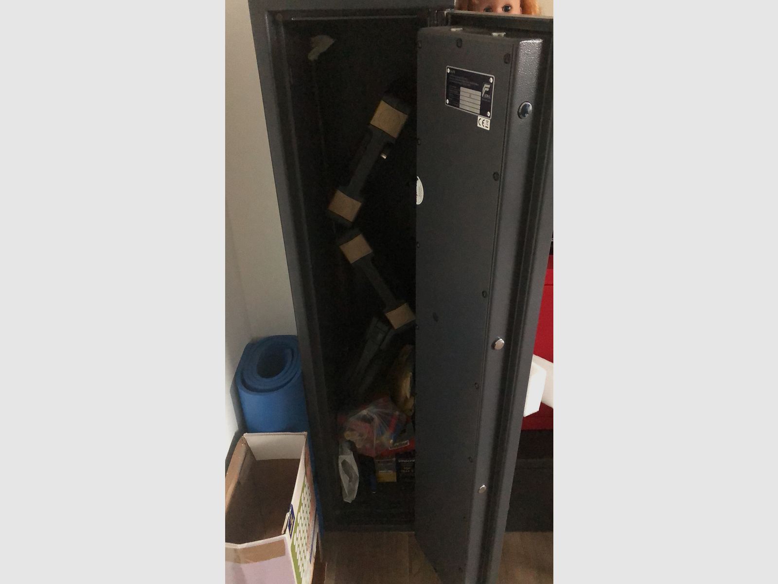 Waffenschrank in der graphitgrauen Farbe Grad 0 EN 1143-1 Safe 0-4 mit elektronischem Zahlenschloss S & G Spartan mit Tastatur und die Flinte als Geschenk erhalten