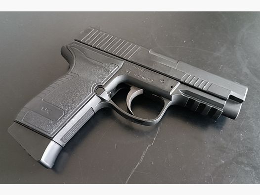 Umarex HPP 4.5 mm steel BB blowback CO2 pistol (P18) with accessories and LIKE NEW!