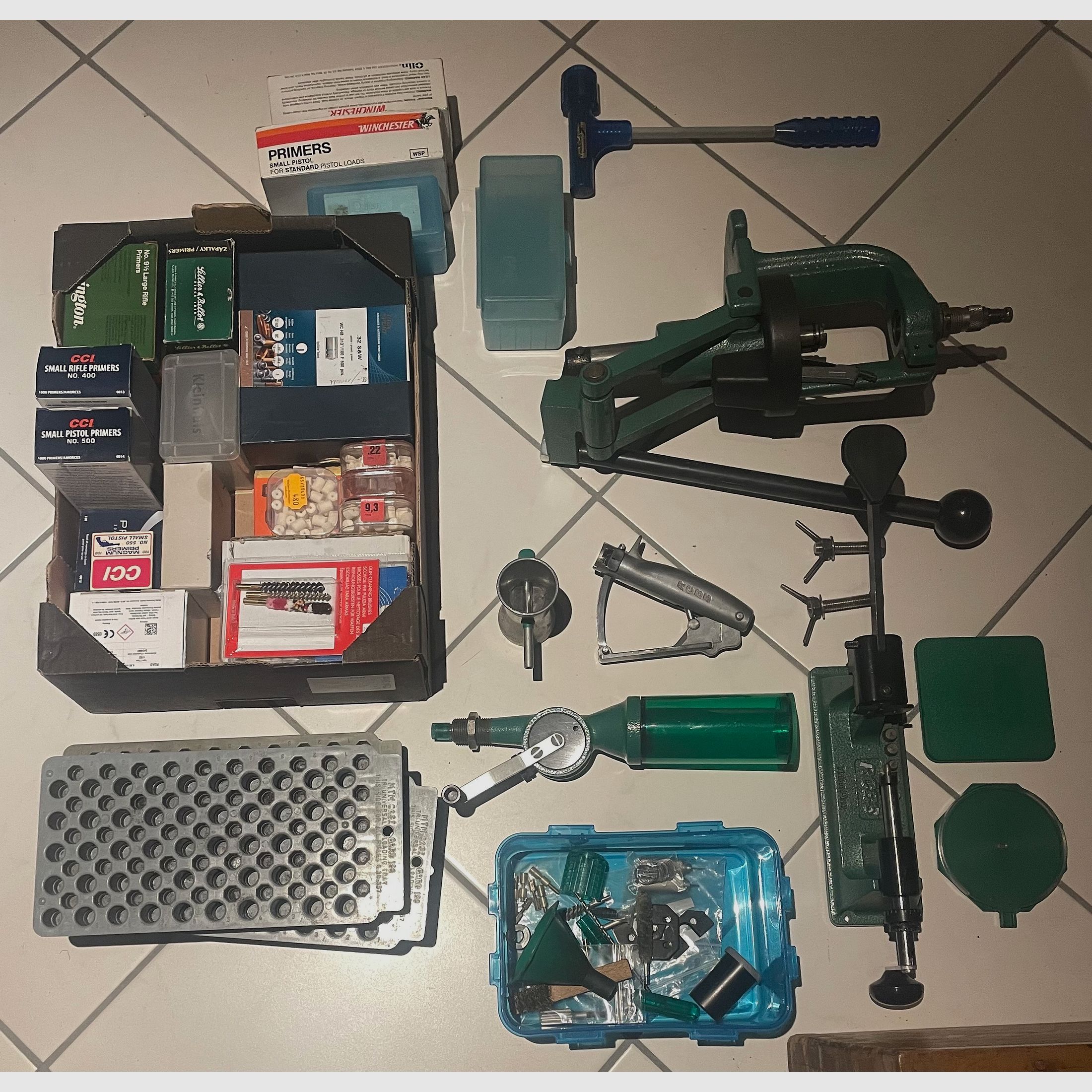 Estación de recarga RCBS con muchos accesorios y matrices