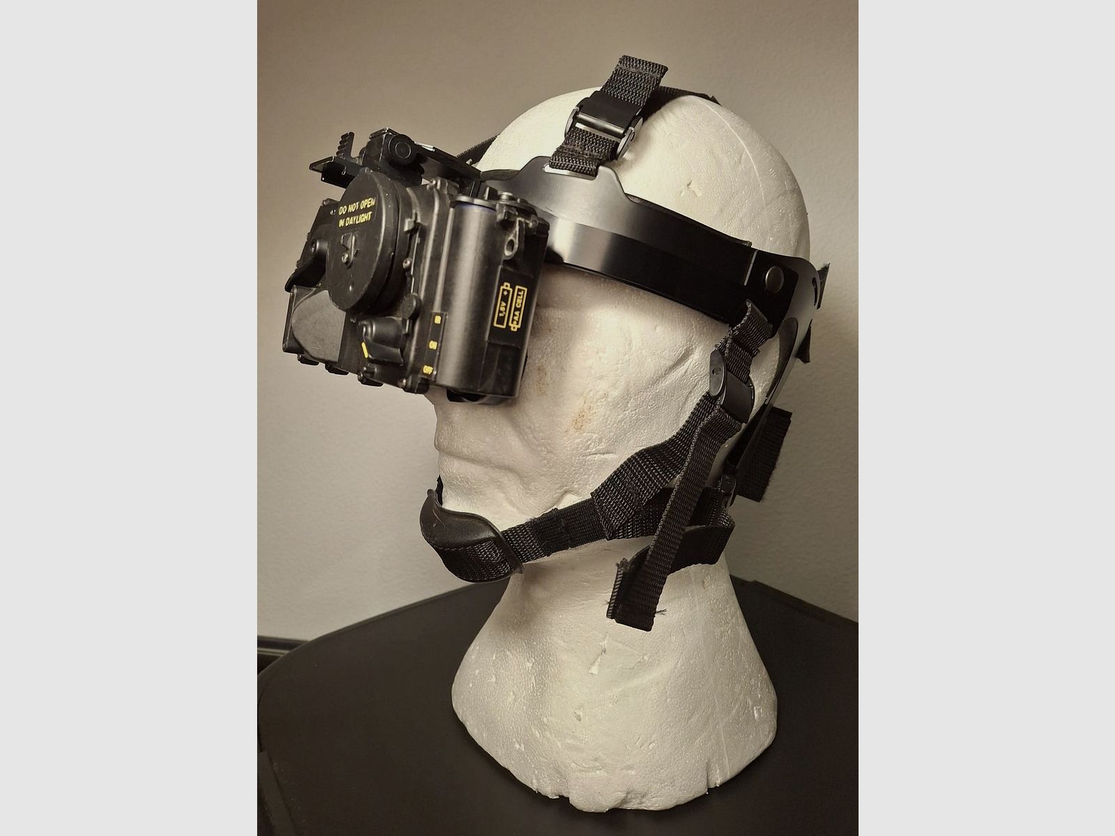 Night vision device with residual light amplifier, with helmet mount and carrying cap, so for wearing without a helmet