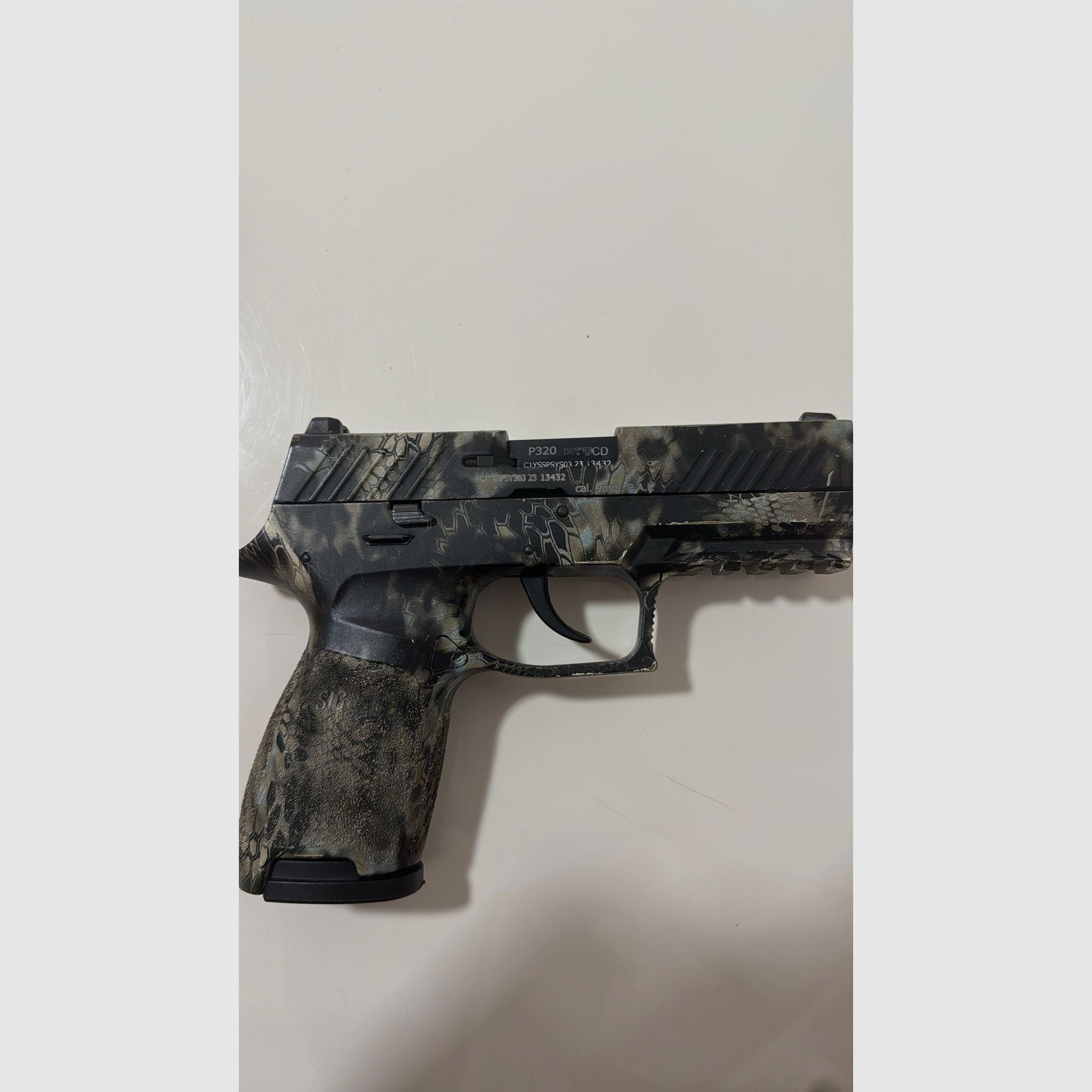SIG Sauer P320 Schreckschuss 9mm P.A.K. – Kamuflaż – w zestawie z magazynkiem – PTB