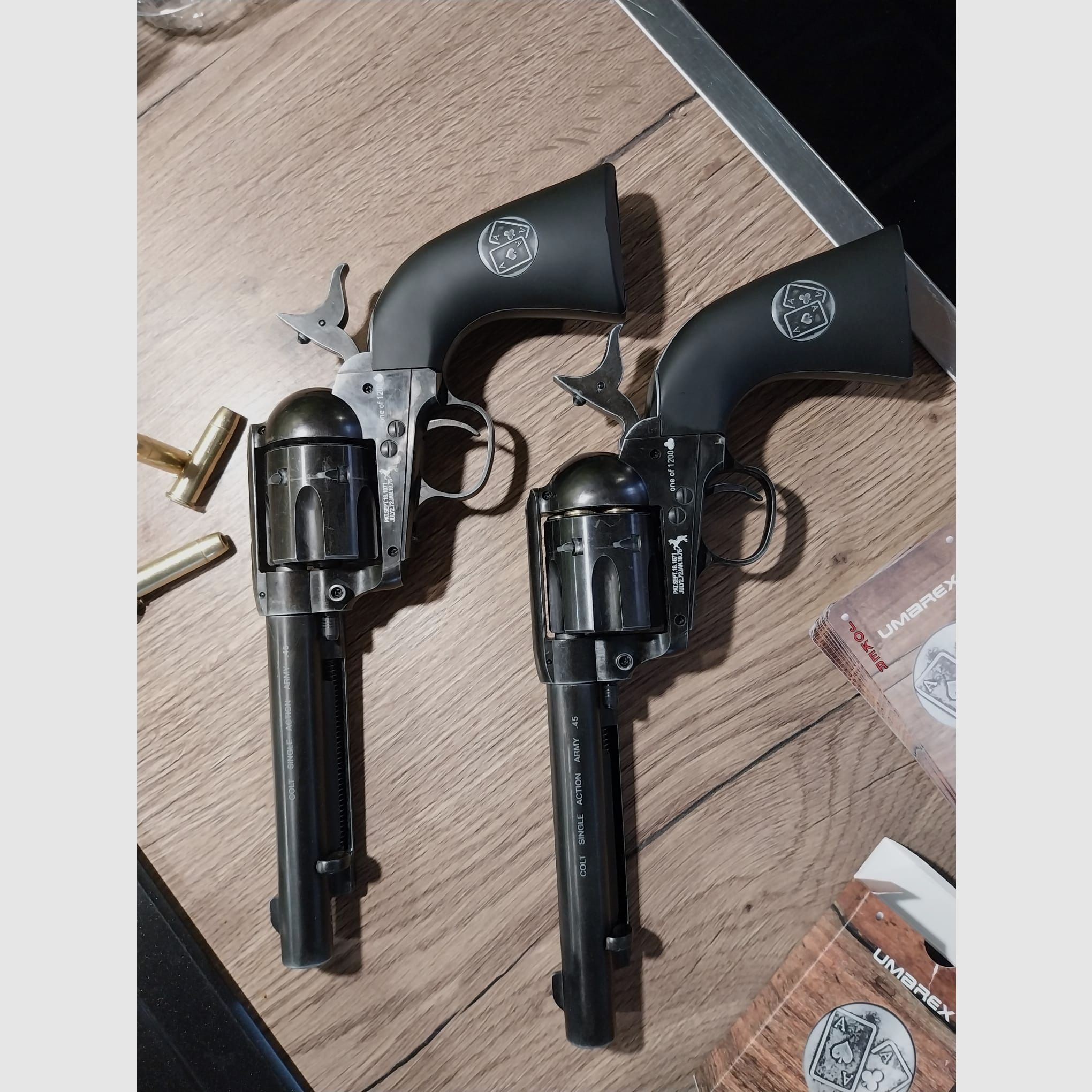 Colt Single Action Army® SAA Double Aces Duel Set - Co2-revolver kaliber 4,5 mm BB (P18) incl. 20 Co2 capsules en 1500 BB's 4,5mm