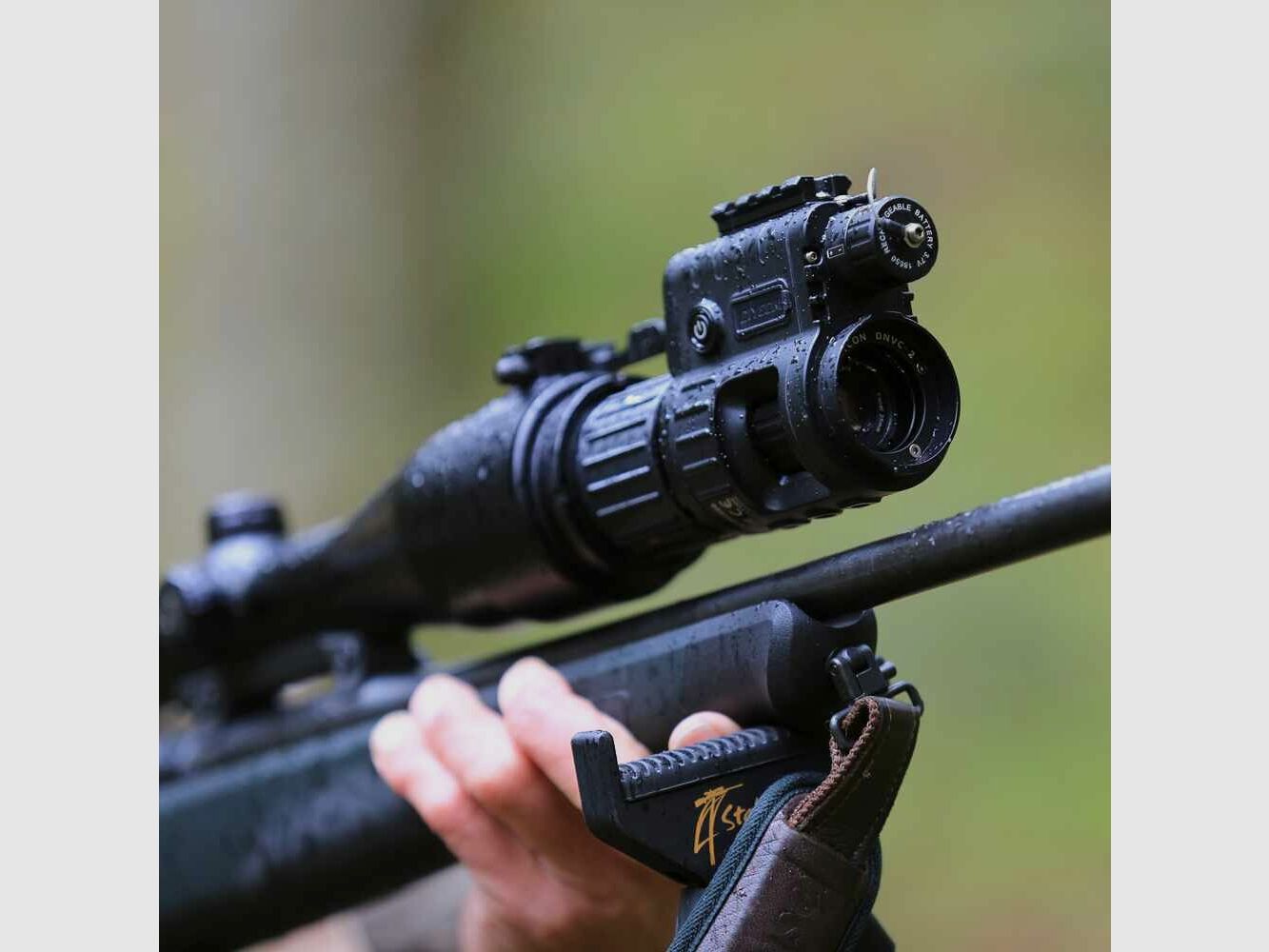 Dispositivo de visión nocturna de doble uso Dycon DNVC-3 Black Mamba incluido con iluminador IR LED Predator 2