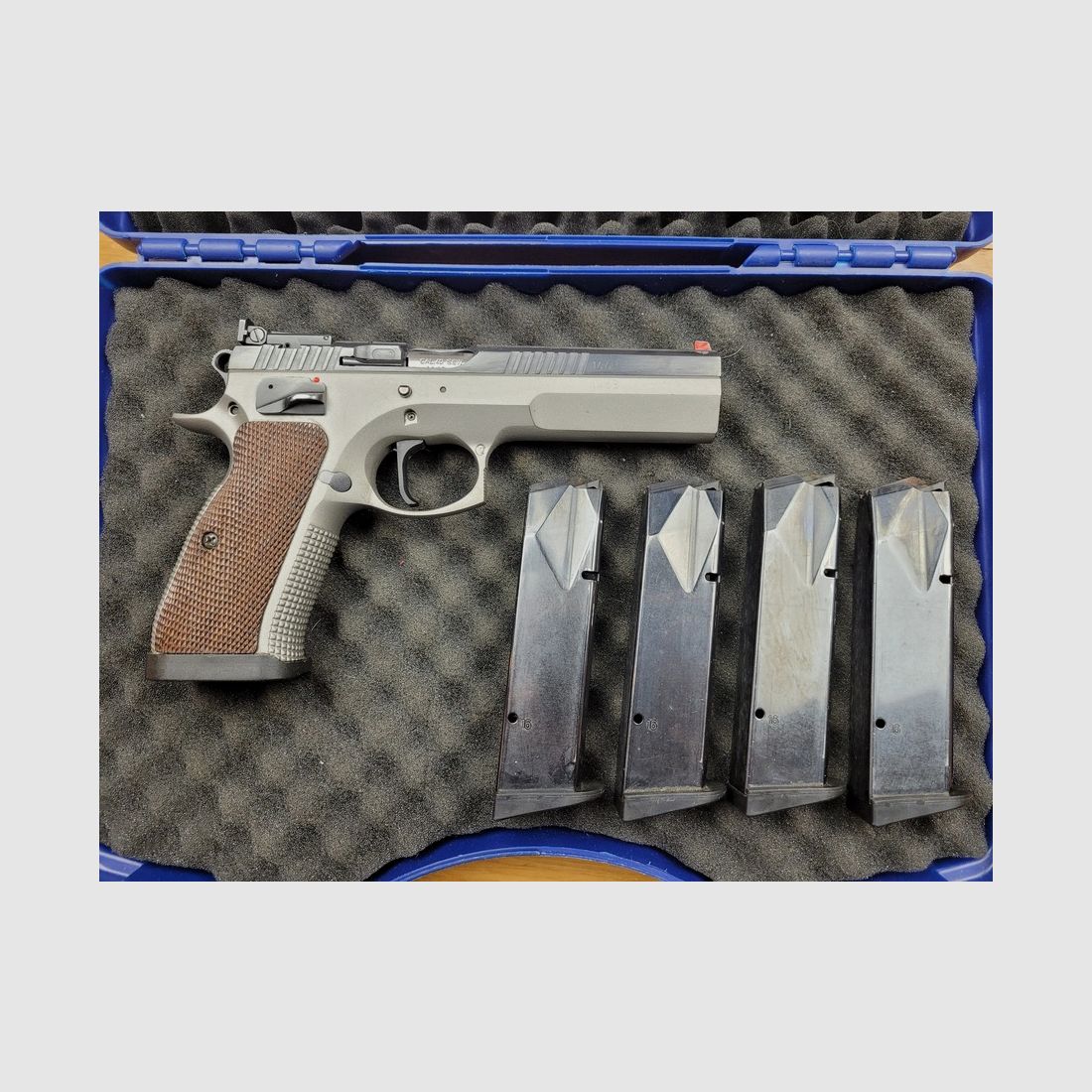 Très bon Pistolet CZ75 TS – « IPSC standard » – Calibre 40S&W – 4 chargeurs (quatre!) à 16 coups – Etui ceinture – Mallette – Notice – TBE+, image 2 sur 17