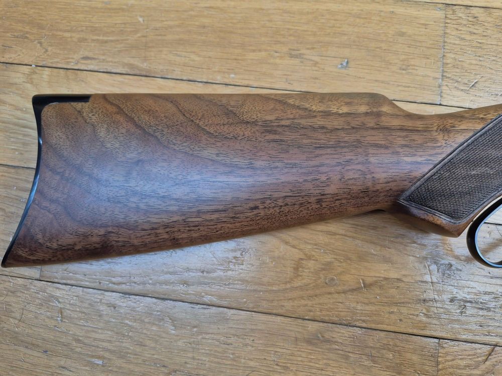 Wunderschöne Winchester 1892 „Repetierbüchse“ – Version „Gewehr“ / Flinte mit oktogonalem Lauf – Seltenes Take Down Modell – Kal. .44-40 mit 10+1 Schuss – Miroku Japan Ausführung – Limitierte Serie 2 x 251 Exemplare – Schöne Nussbaumholz in Klasse V oder VI – Originalbox mit Dokumenten und Schloss – Nie geschossen – Neue Waffe – TBE++++, Bild 3 von 39