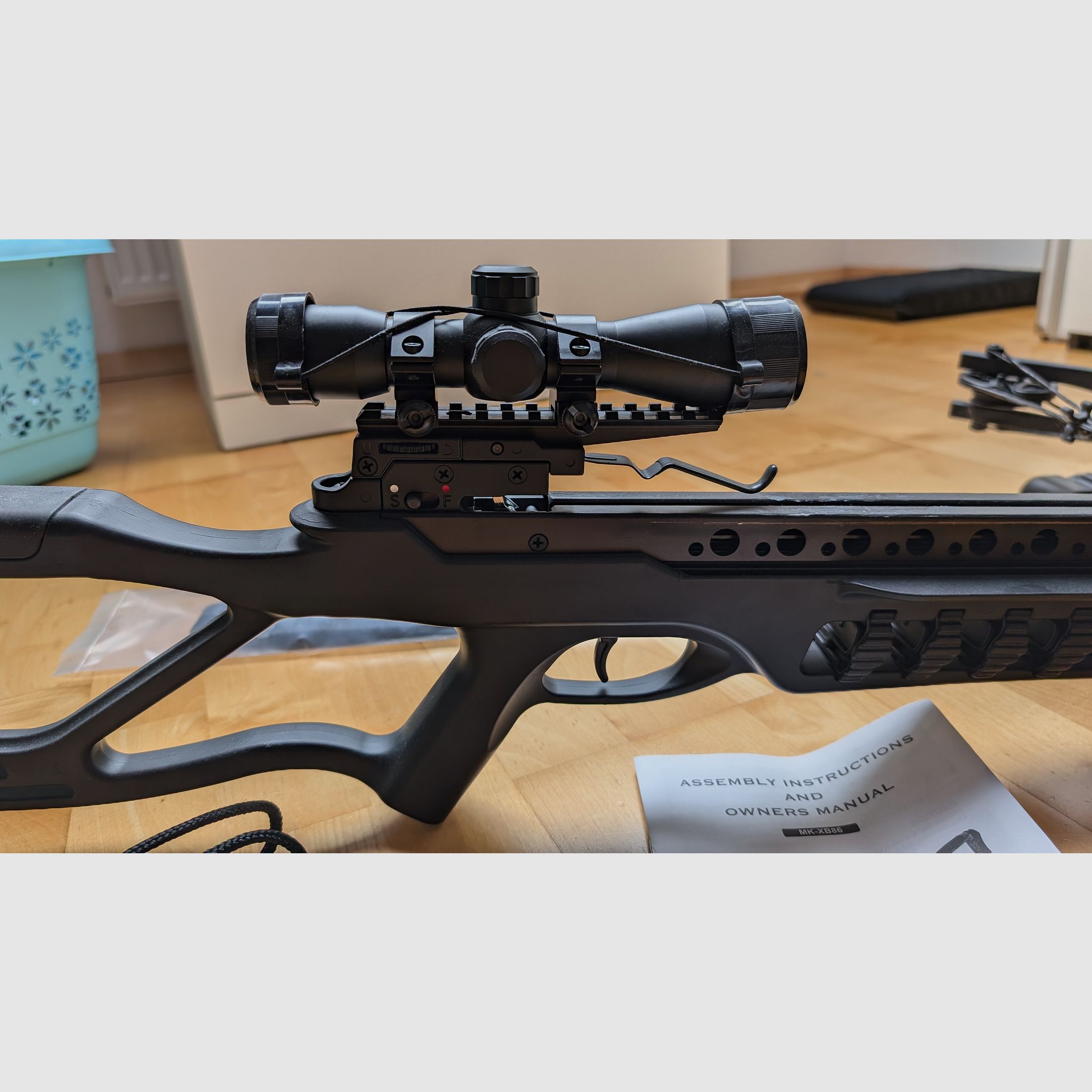 Man Kung 185 lbs compound crossbow as good as new with a lot of accessories and hunting tips
