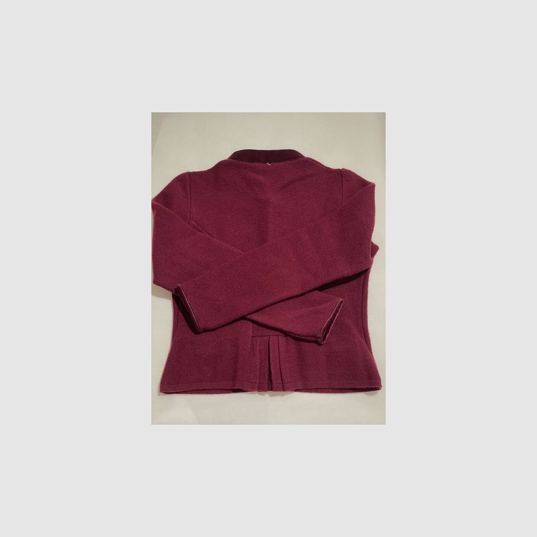 Dames vest van merinowol met fluwelen staande kraag en schoots in Bordeaux, afbeelding 2 van 2