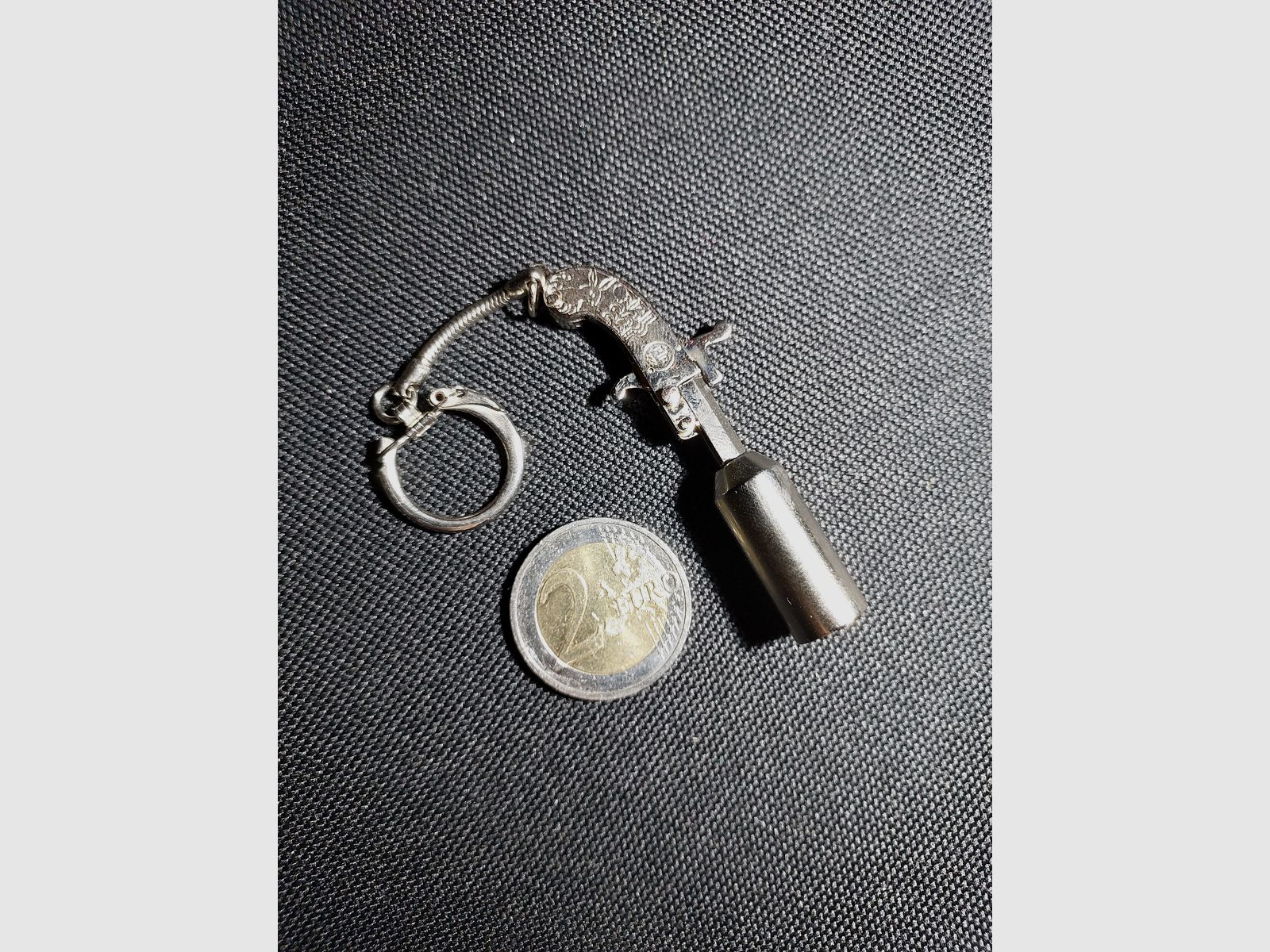 Original Berloque Mini Pistola niquelada incluyendo cápsulas de explosión y estrellas brillantes en caja de madera calibre 2 mm (P18)