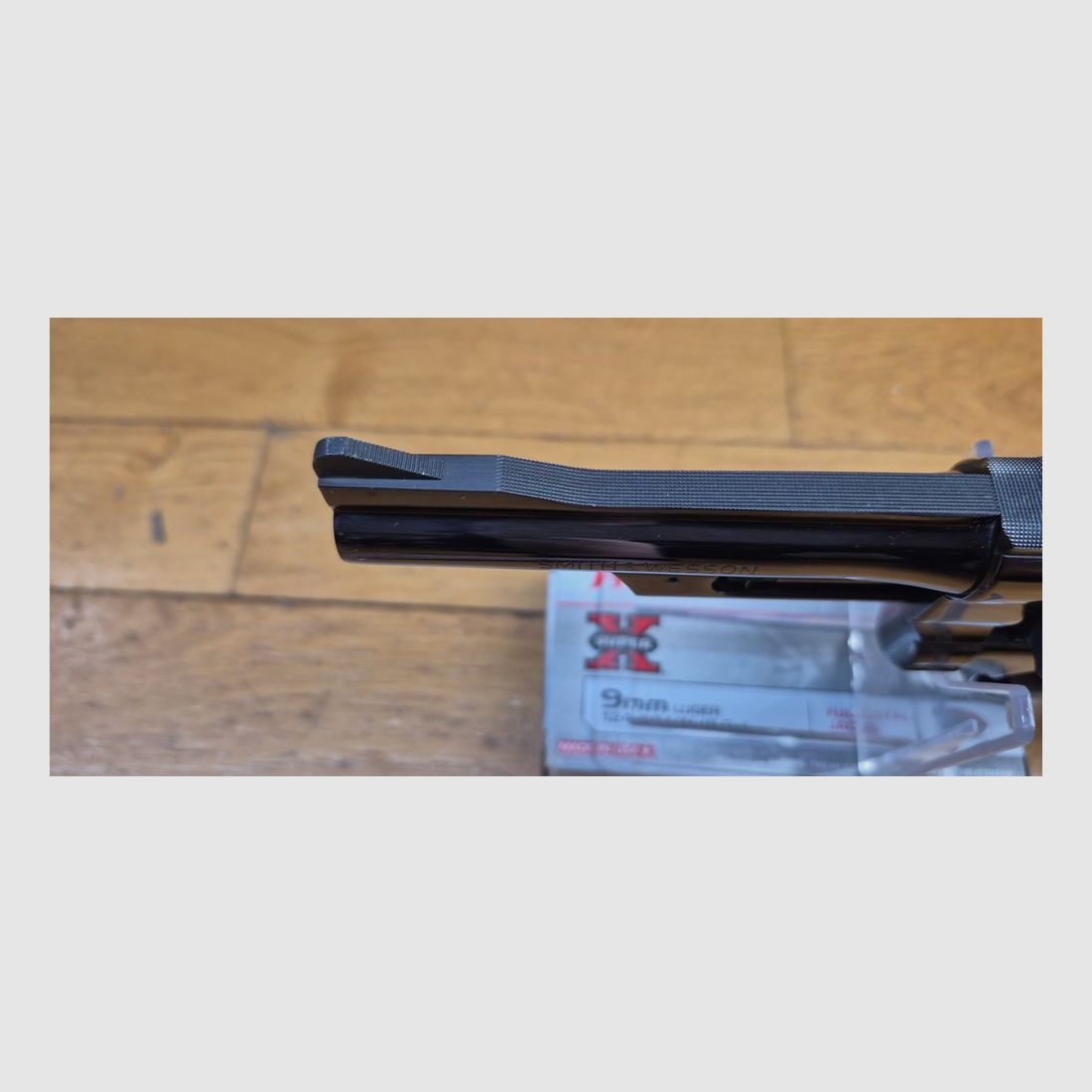 Mythischer Revolver Smith&Wesson Modell 27-2 – Kal. .357Mag – Waffe aus 1976/77 – Qualität und Mechanik, die heute nicht mehr zu finden sind – Revolver des FBI und der Polizei – Lauf von 5 Zoll, gerippt – Wunderschöne glänzende schwarze Brünierung – Ausnahmewaffe für Ausnahme-Schützen – TBE++ Quasi neu!, Bild 17 von 24