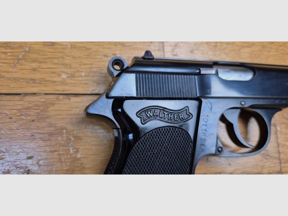 Très beau et rare Walther PPK de fabrication Manurhin sur licence exclusive Walther – Calibre 22LR (très peu courant) – Splendide bronzage – Probable arme d&rsquo;entrainement de Police – 2 chargeurs 10 coups dont un avec extension d&rsquo;auriculaire – Sûreté decocking – Canon miroir – Étui marqué de la Police de Bavière – Anneau de dragonne – État quasi neuf ! TBE+++, image 7 sur 30