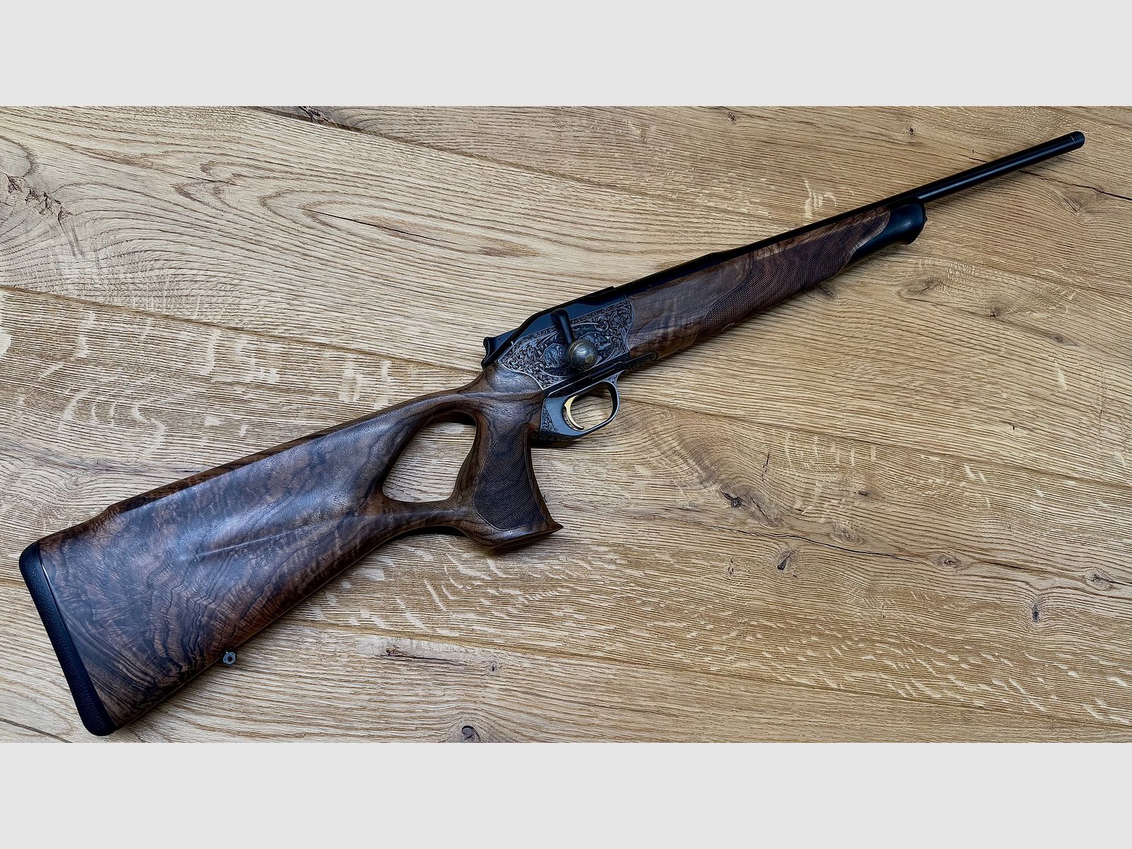 Blaser R8 Grand Luxe Success / Holzklasse 6 / Seidenmattes Finish / Goldener Abzug / Systemkasten + Magazineinheit graviert / TRAUMWAFFE