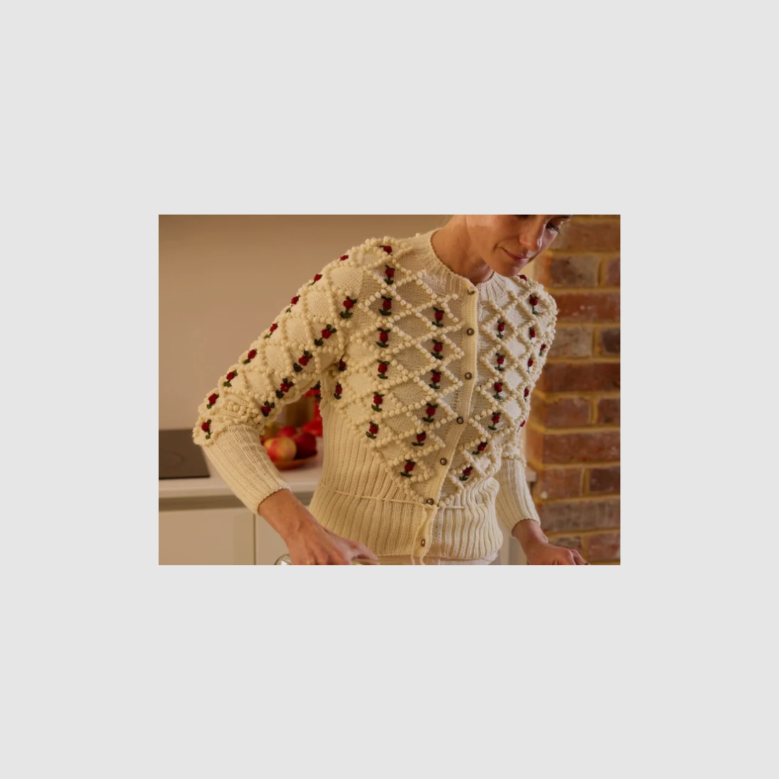 Michaela Buerger Karla Cardigan en Laine Mérinos Tricoté à la Main — Blanc Crème, image 1 sur 5