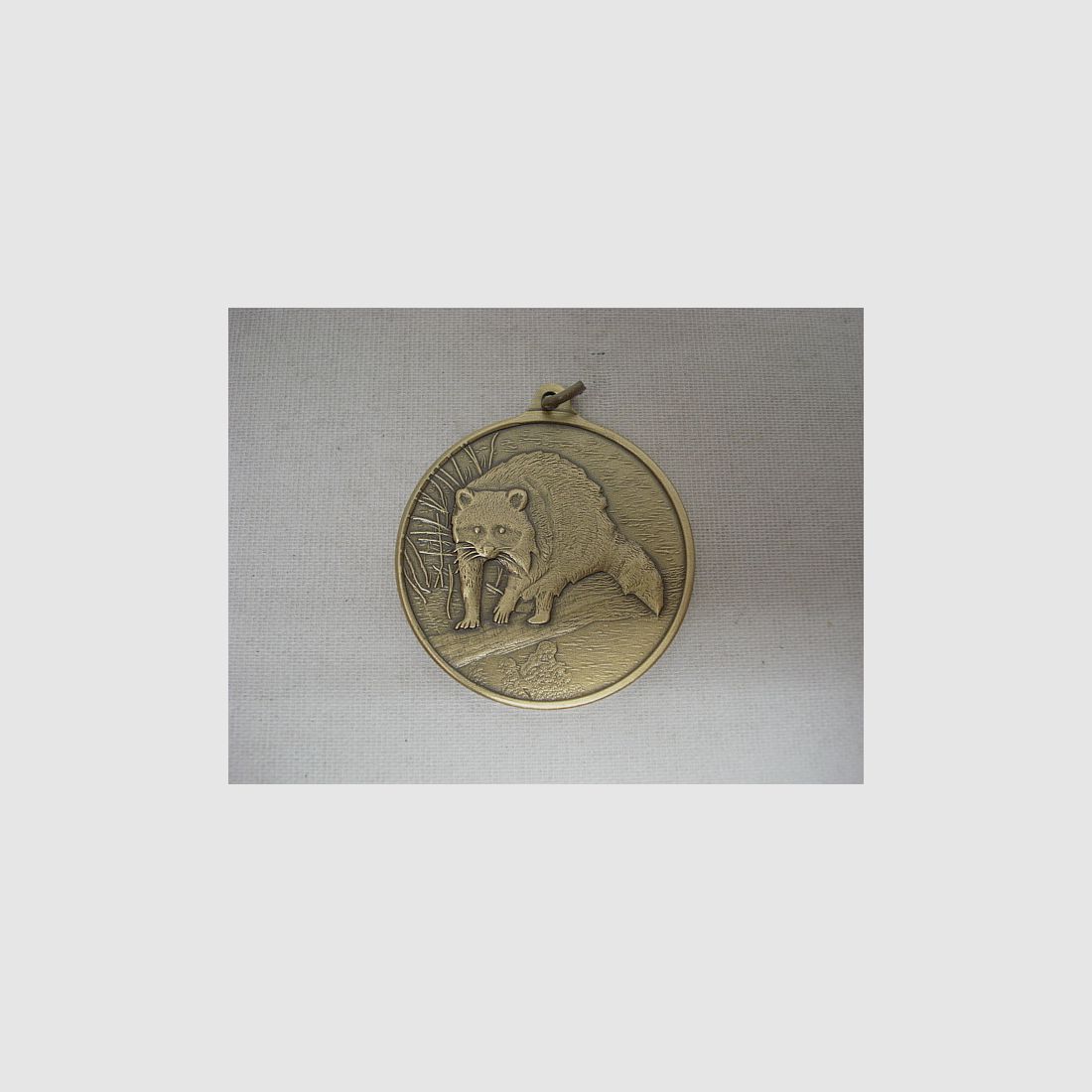 Jagdmedallie Waschbär bronze - 40 mm, Ring und Öse