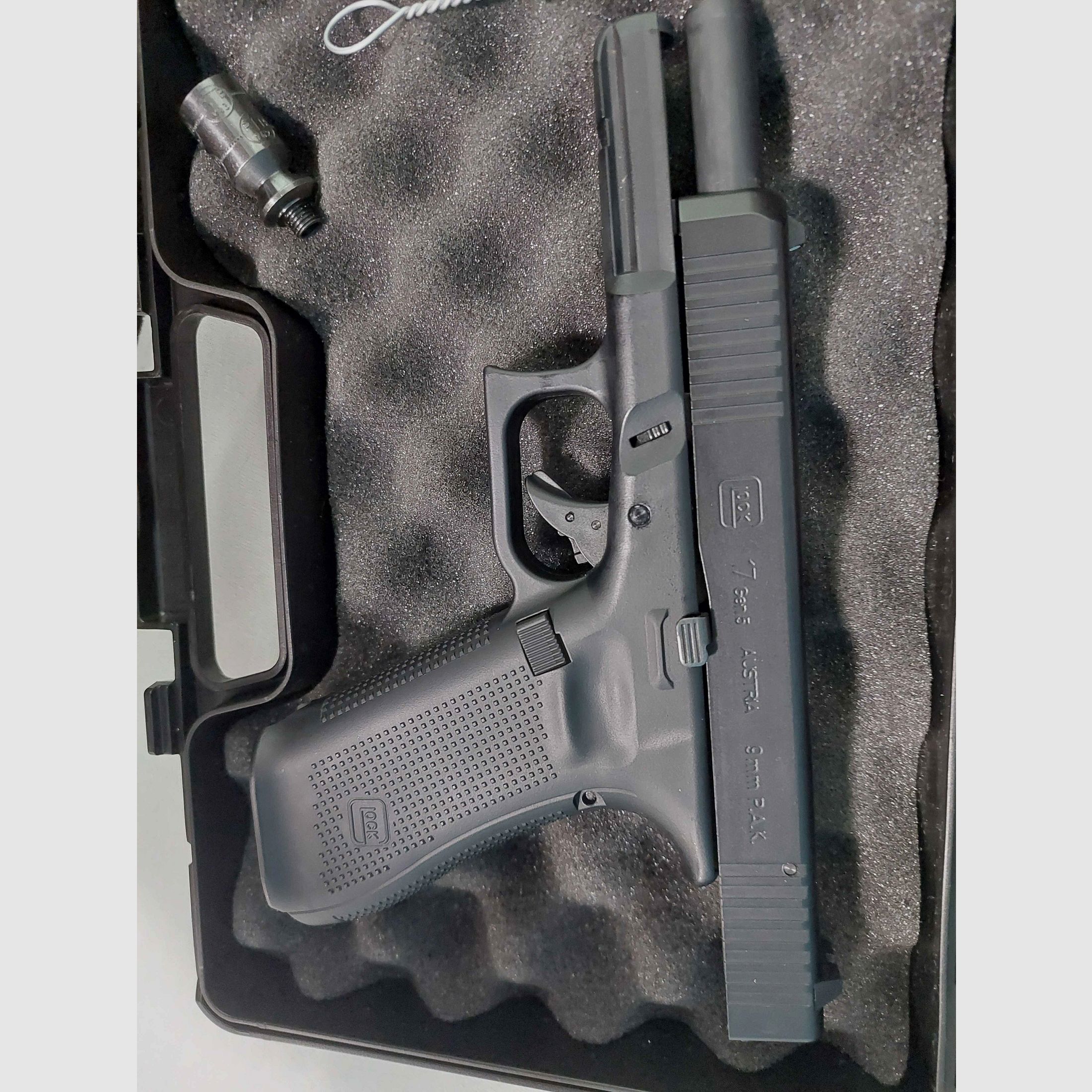 Glock 17 Gen 5 9mm P.A.K. z kaburą i 1 dodatkowym magazynkiem.