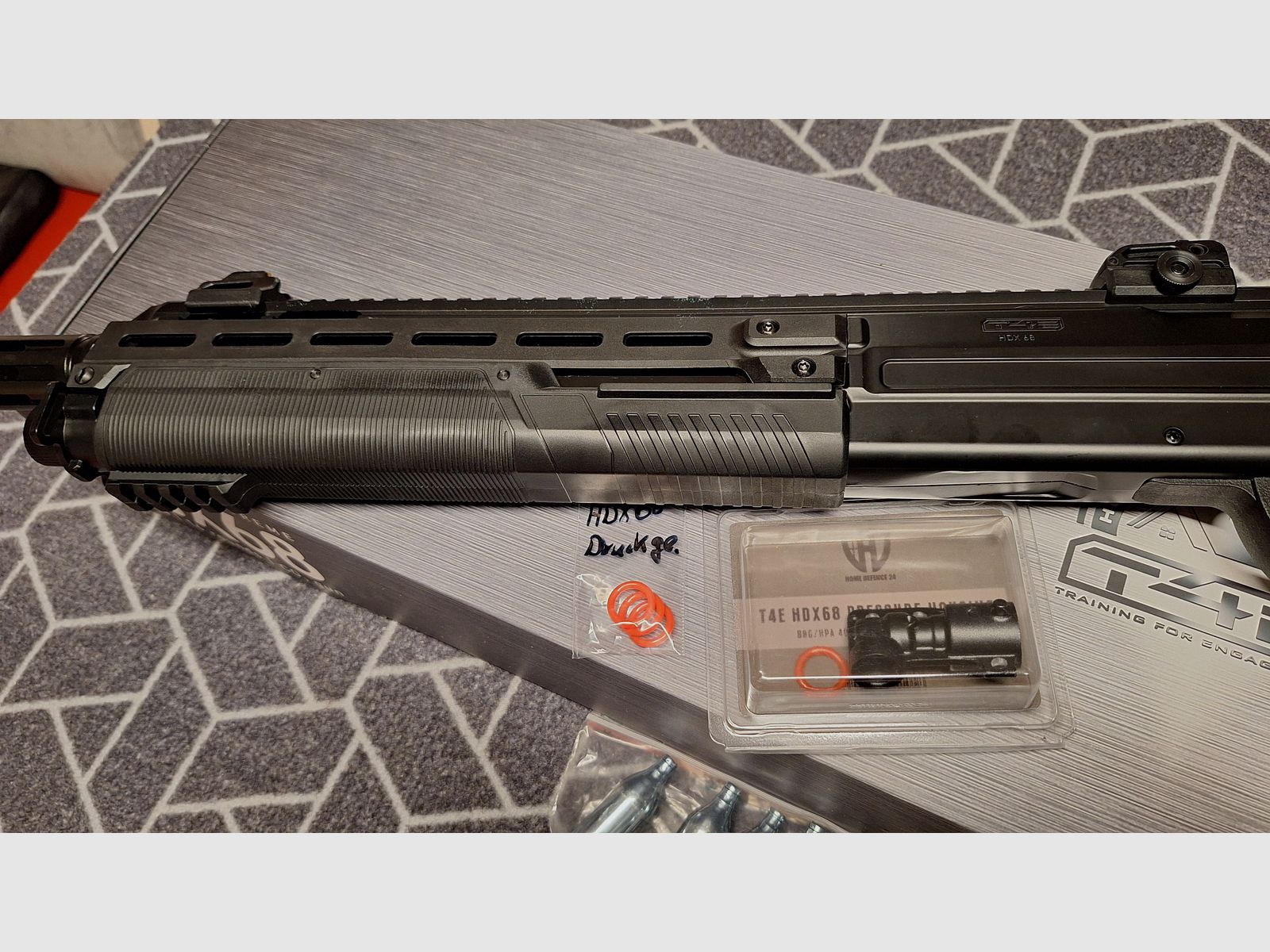 T4E HDX 68 CO2-RAM fusil à pompe .68 avec accessoires, munitions + CO2 comme neuf !