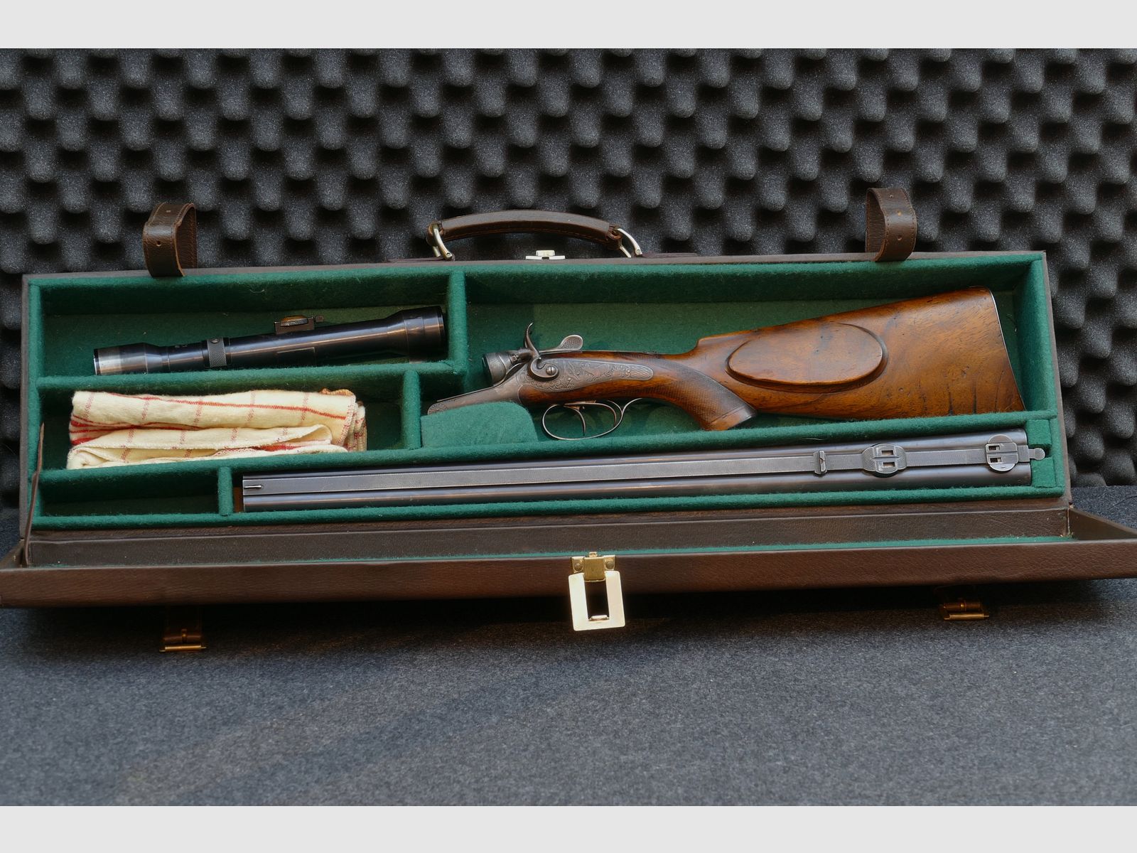 Hahnbüchsflinte aus Ferlach, Kal. 8×57 R‑360 / 16/65, Zielfernrohr Kahles Wien H/4×, Leder‑Passkoffer, Matrizen, Hülsen und Geschosse (173)