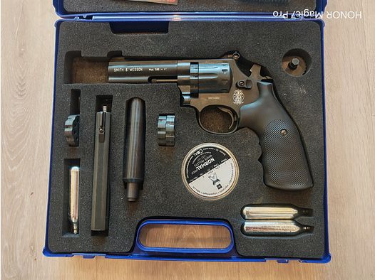 Smith & Wesson 586 revolver Co2. Longueur de canon de 6 pouces + 3,5 pouces, silencieux, 4,5 mm, mallette.