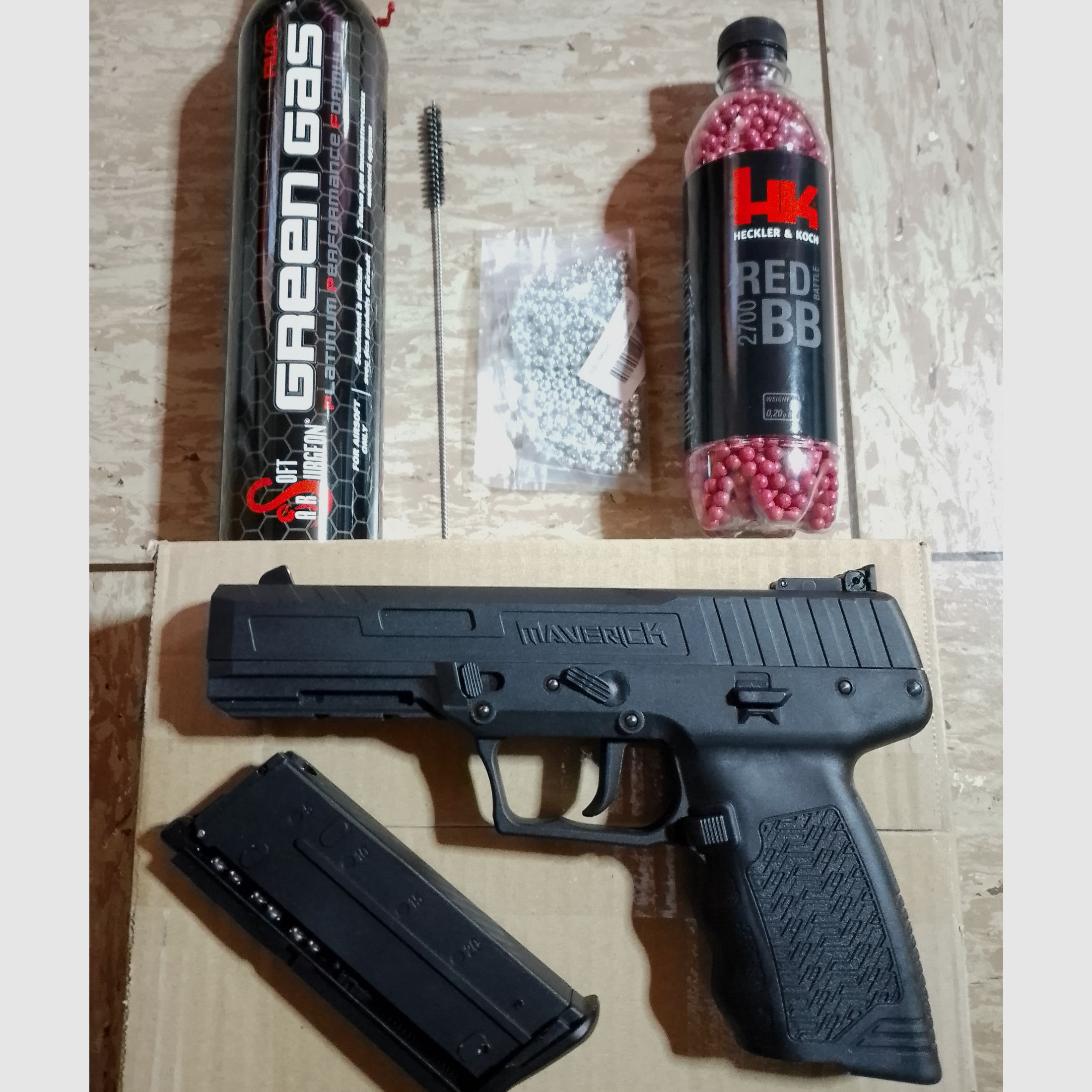 Kli Maverick GBB Gas Blow Back Pistole mit Zubehör Greengas + Stahl und 0,20g  H&K BB's im Set neuwertig