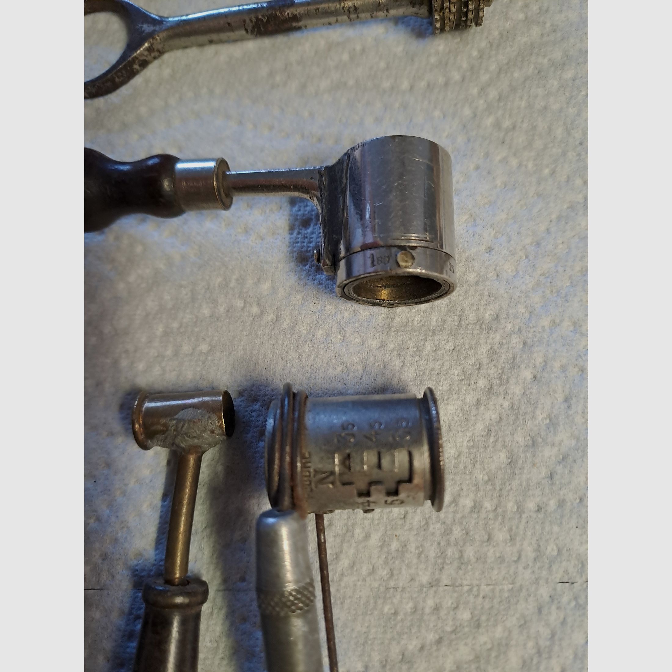 Caricatori di munizioni antiche e accessori