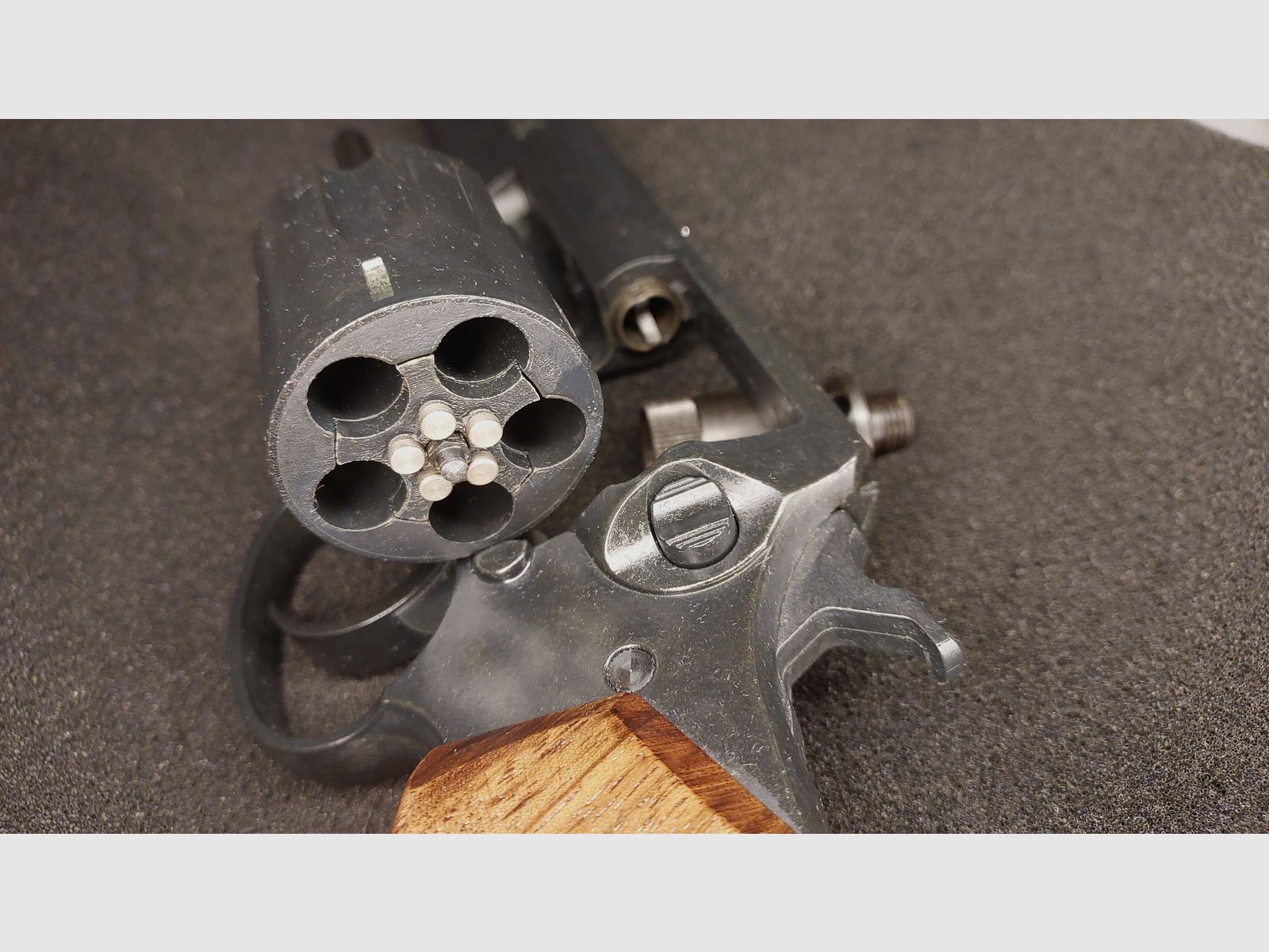 IWG Madlock revólver de detonación, cal. 9 mm R Knall (.380 Knall), PTB 721, "Hecho en Alemania" con funda de hombro de cuero