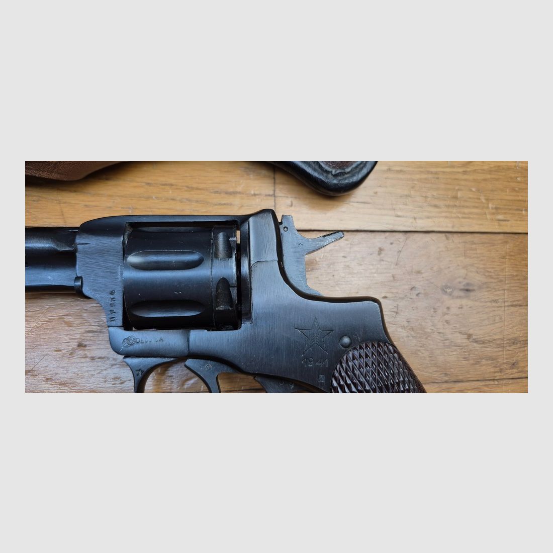 Beau Revolver russe Modèle 1895 dit Nagant – Arsenal de Tula – Arme mono-matricule de 1941 – Calibre 7,62 Nagant – Très belle mécanique – Beau bronzage – Bon canon – Etui soviétique au modèle avec sa baguette de nettoyage – Arme en BE+/TBE, image 1 sur 31