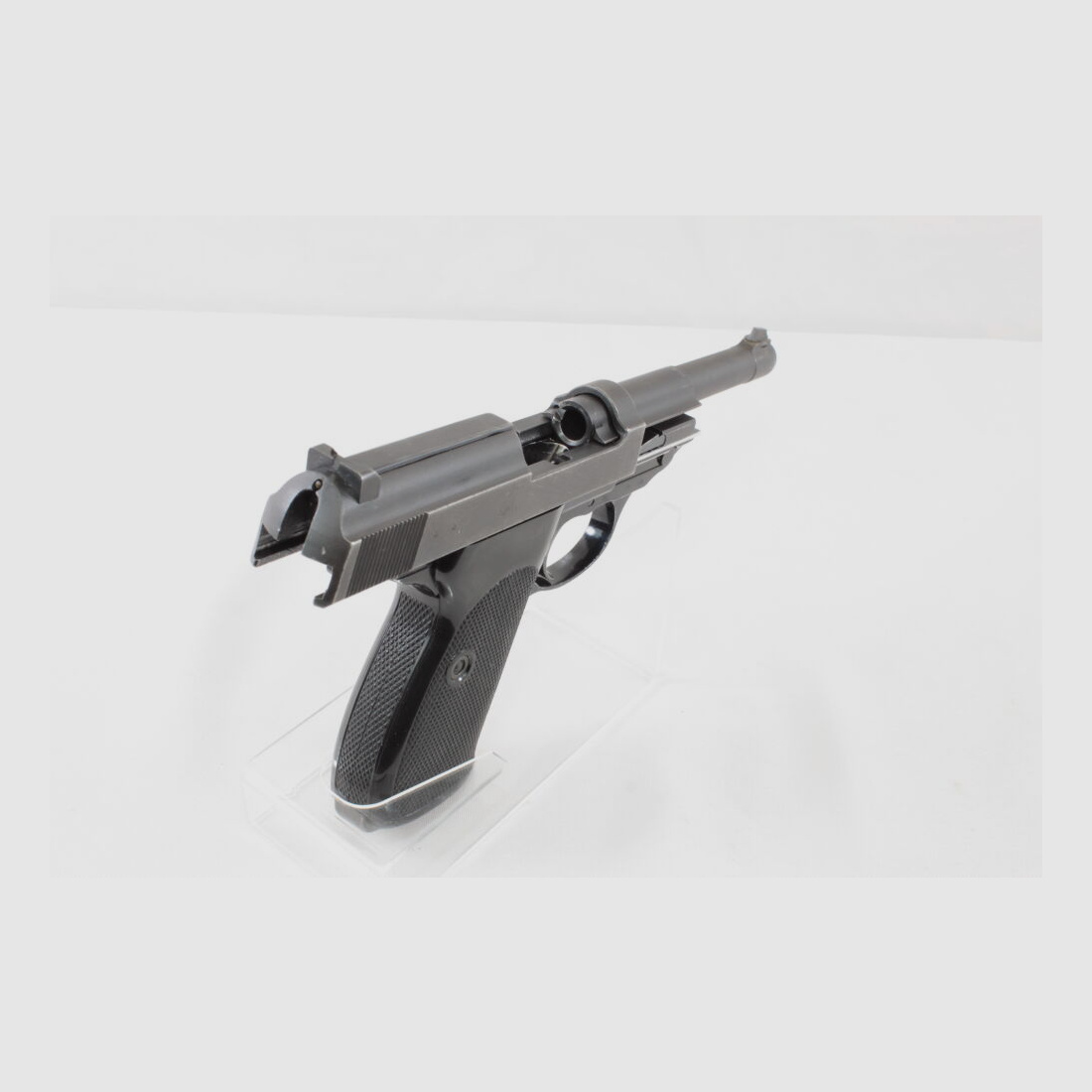 Walther P38 - Semi-automatic pistol